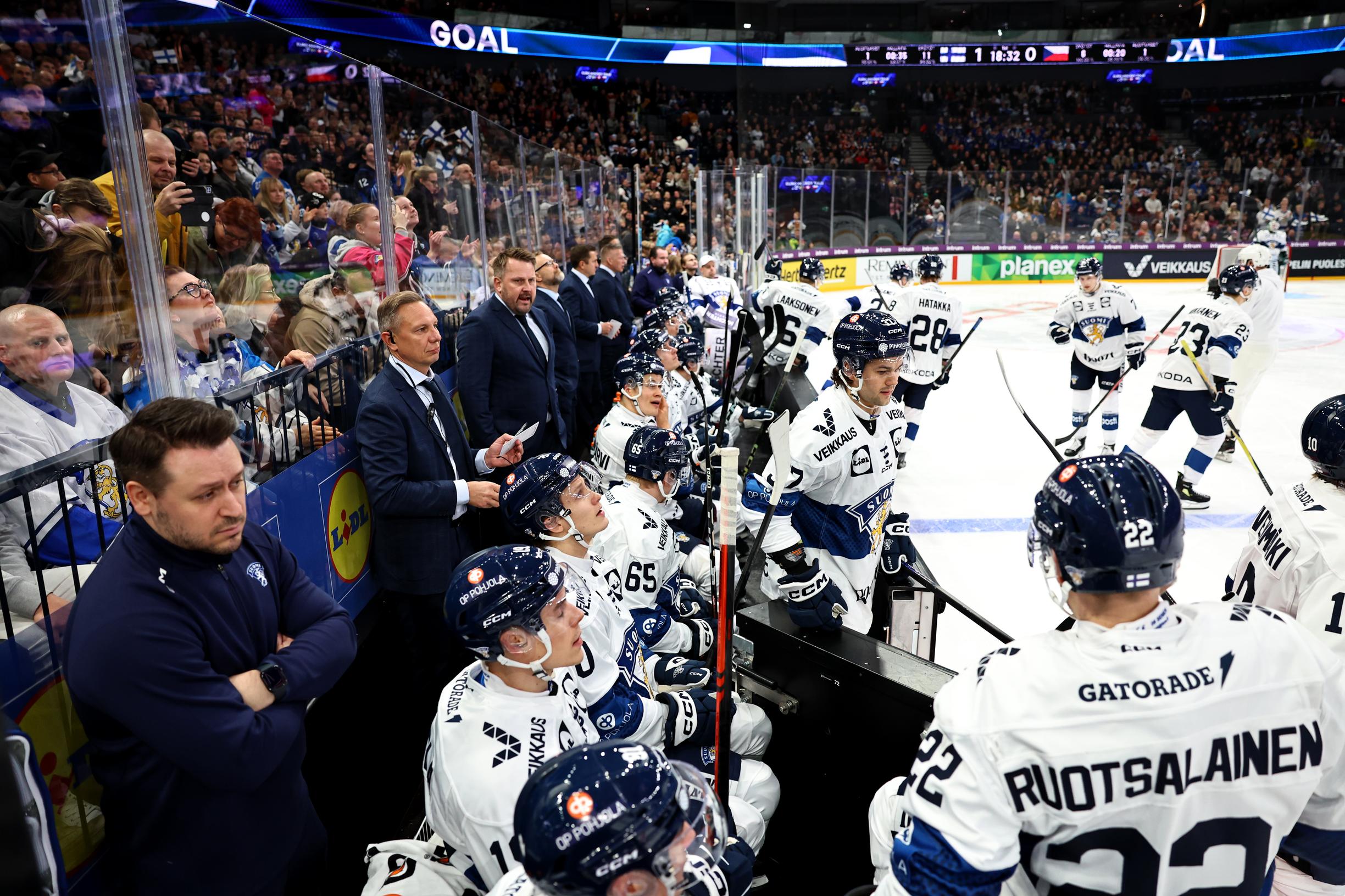 Antti Pennasen vahva Leijonat nöyryytti kaksi erää luokatonta Tšekkiä, mutta sitten tuli muutos  – "Tšekkiläinen palopuhe kopissa"
