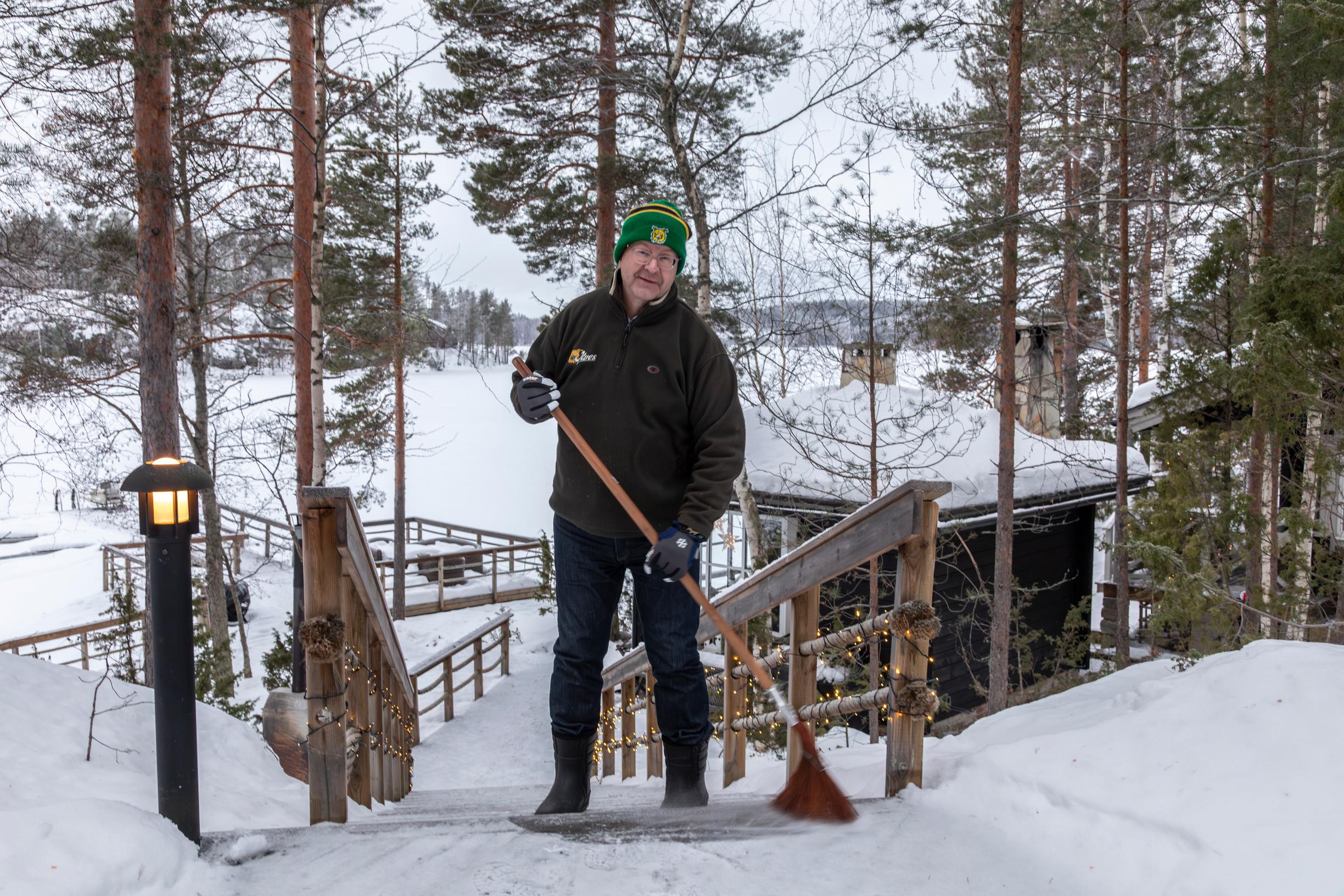 Ritosaaren kodin ulkotöissä saa luonnollista liikuntaa.