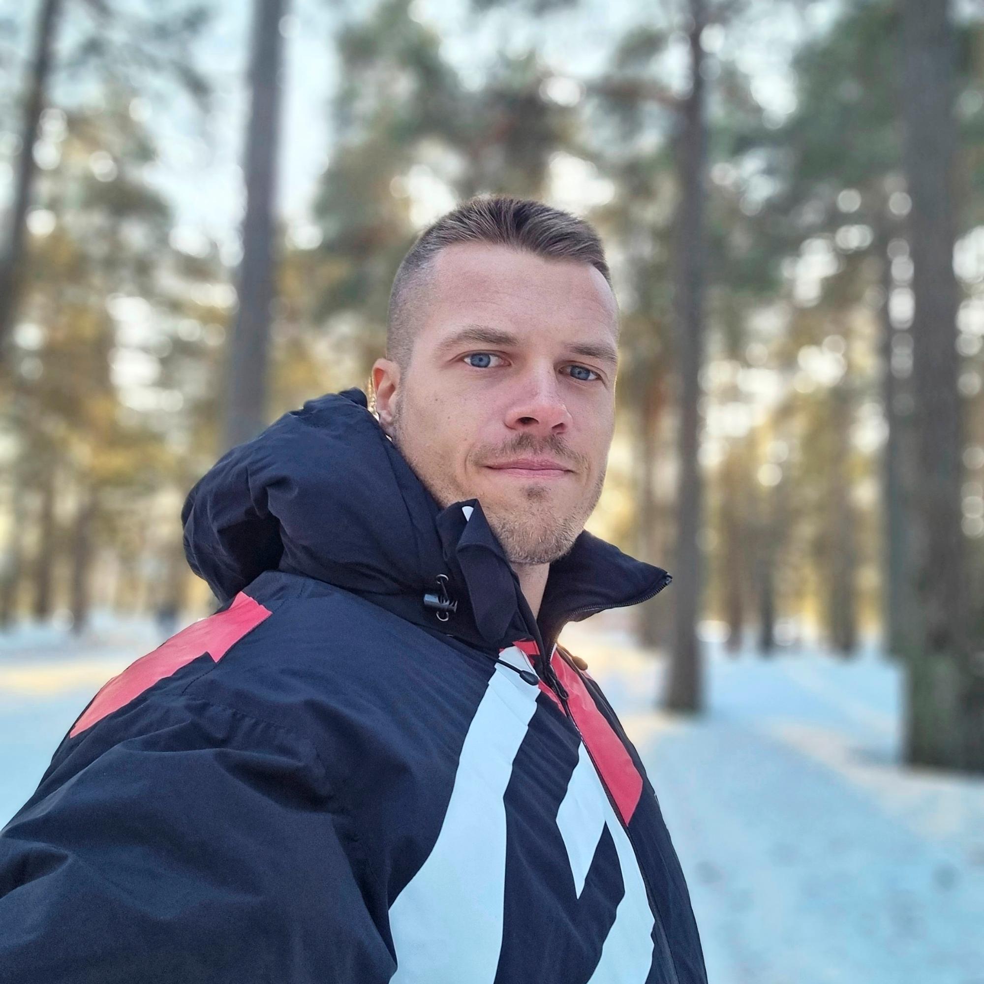 Meteorologi Markus Mäntykannas ennustaa säätä rallikuskeille