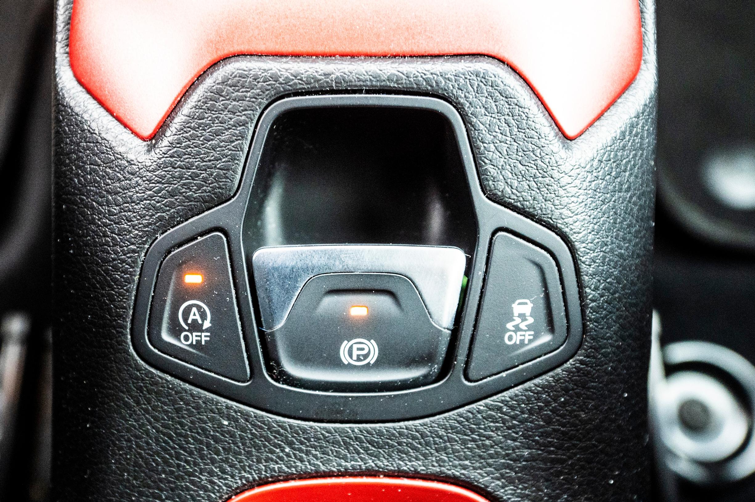 Käytetty Jeep Renegade 2016 Tuulilasin koeajossa. Kun lähdetään pöpelikköön, luiston­esto kannattaa kytkeä pois päältä.
