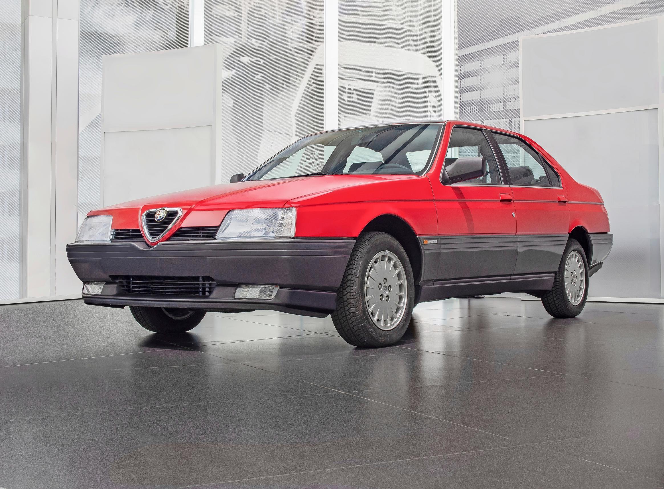 Alfa Romeo 164 Veitsenterävät muodot ja räyhäkkä ajettavuus olivat tämän Alfan valtteja. Perusrakenne on sama kuin Saab 9000 -mallissa.