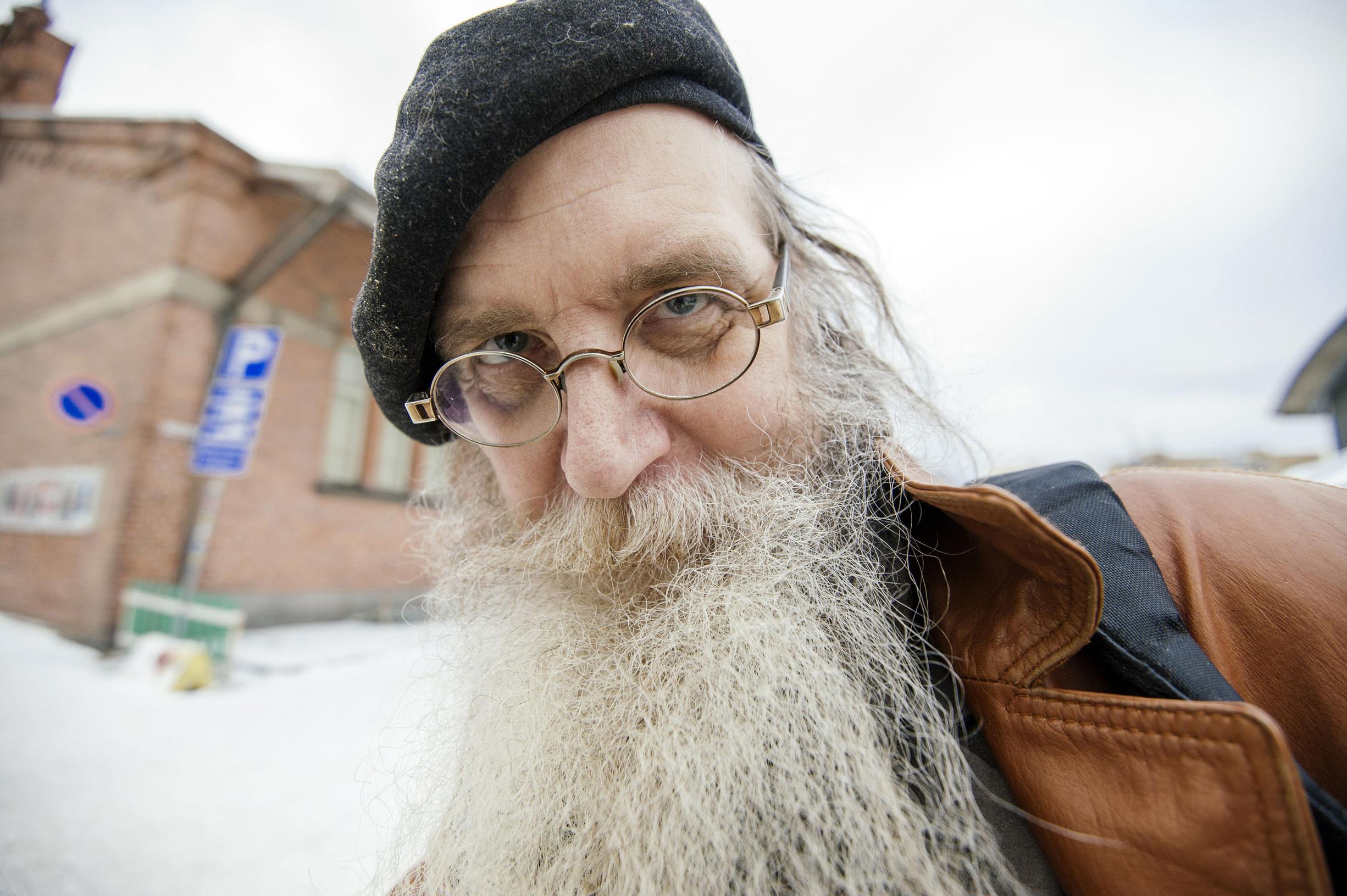 Pertti "Veltto" Virtanen vaihtaa barettinsa tohtorinhattuun - Väitöskirja viimeistelyä vaille valmis