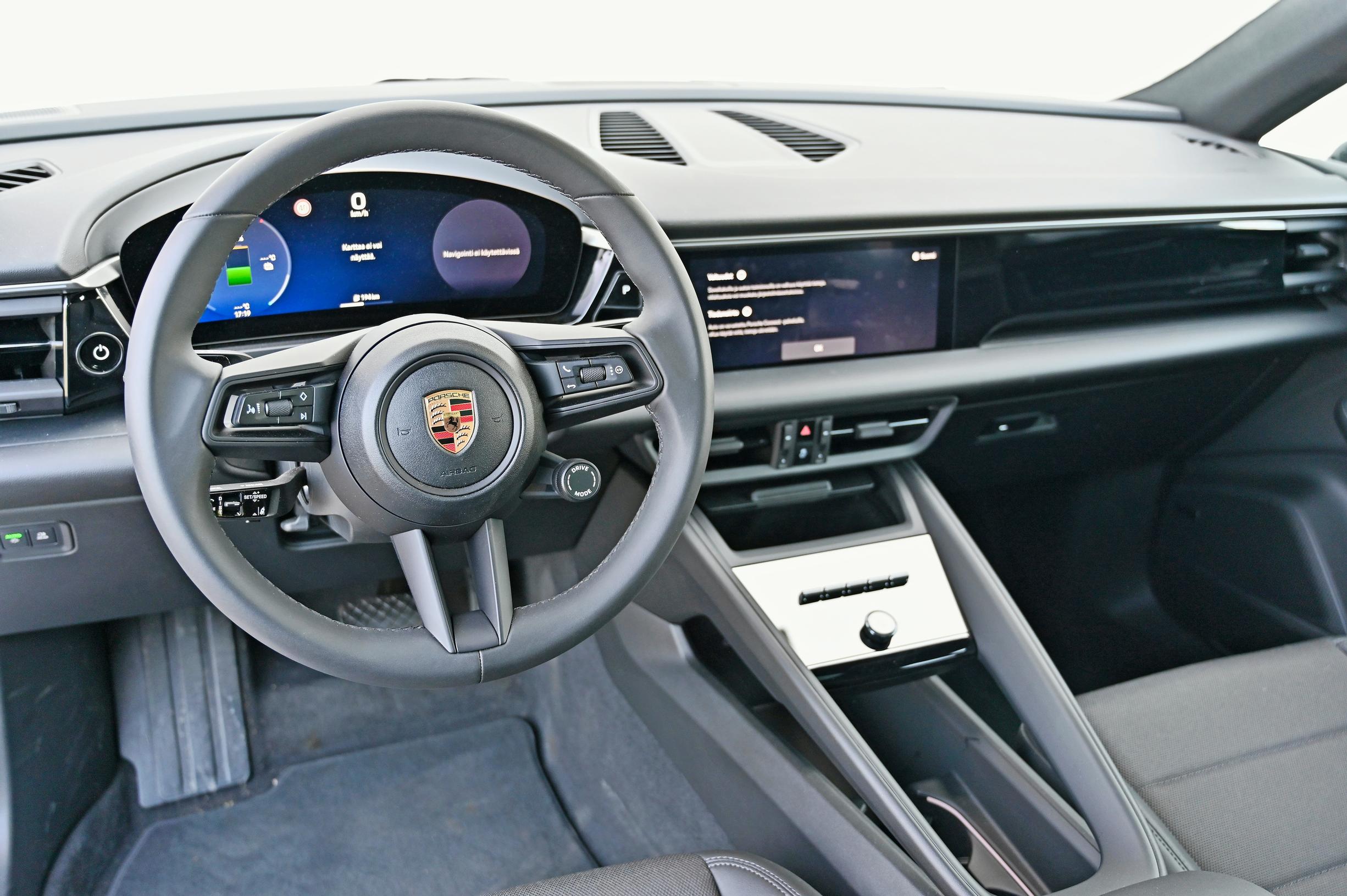 Porsche Macanin kuljettajan paikalle on helppo käydä ja ajoergonomia on Porschella aina ollut hallussa. Materiaalit eivät pröystäile.