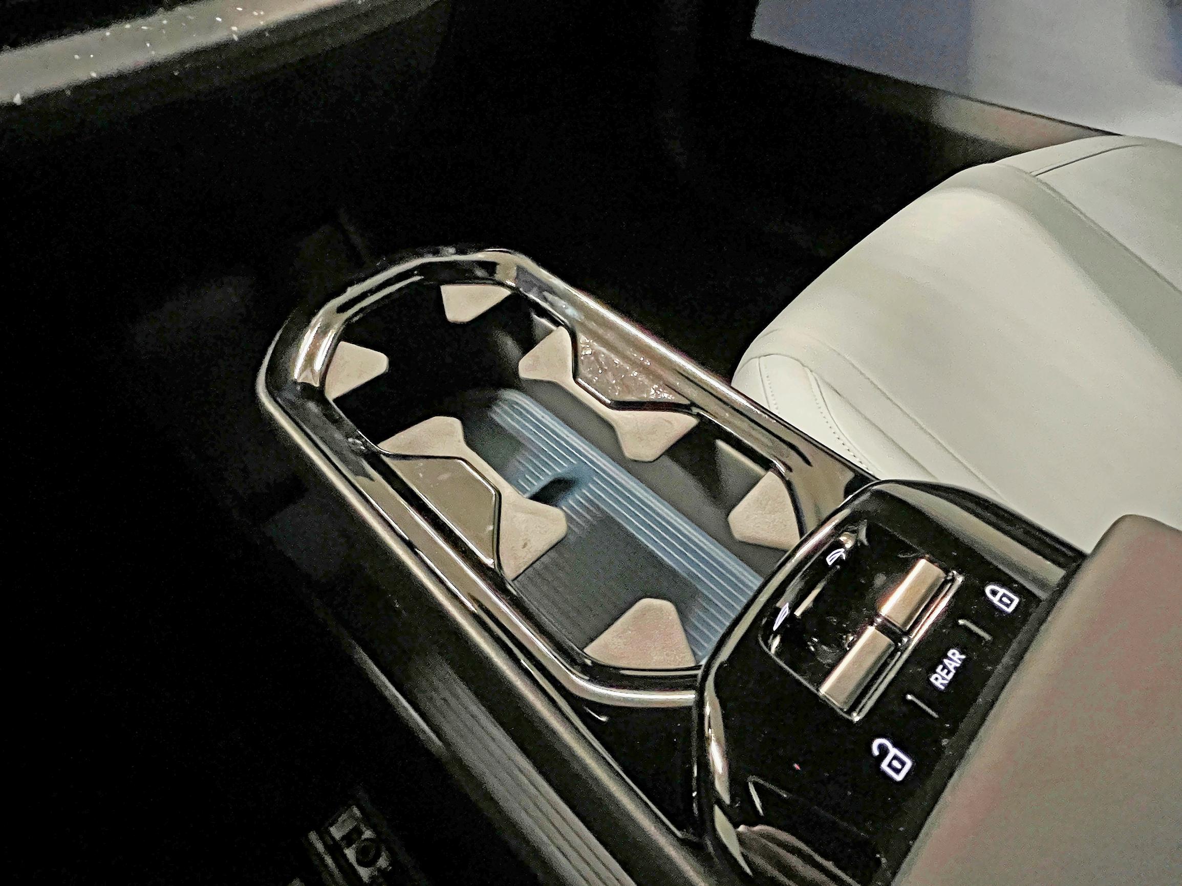 Volvo EX30:n liukuva mukiteline on kätevä.