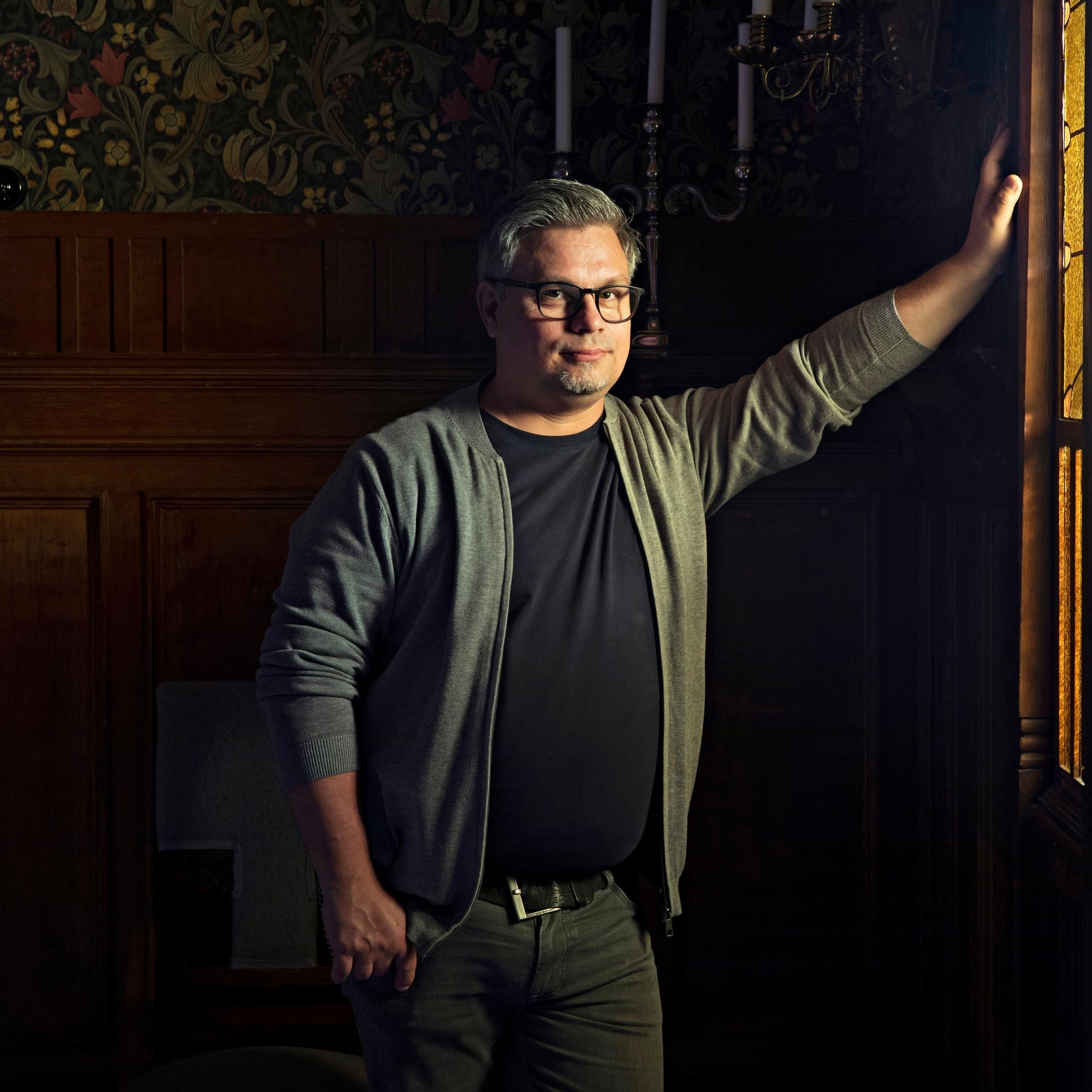 Hölösuuksi tunnustautuva kirjailija Tommi Kinnunen: "Tietysti minulla on myös salaisuuksia, joita en ole kirjoittanut kirjaan tai Twitteriin"