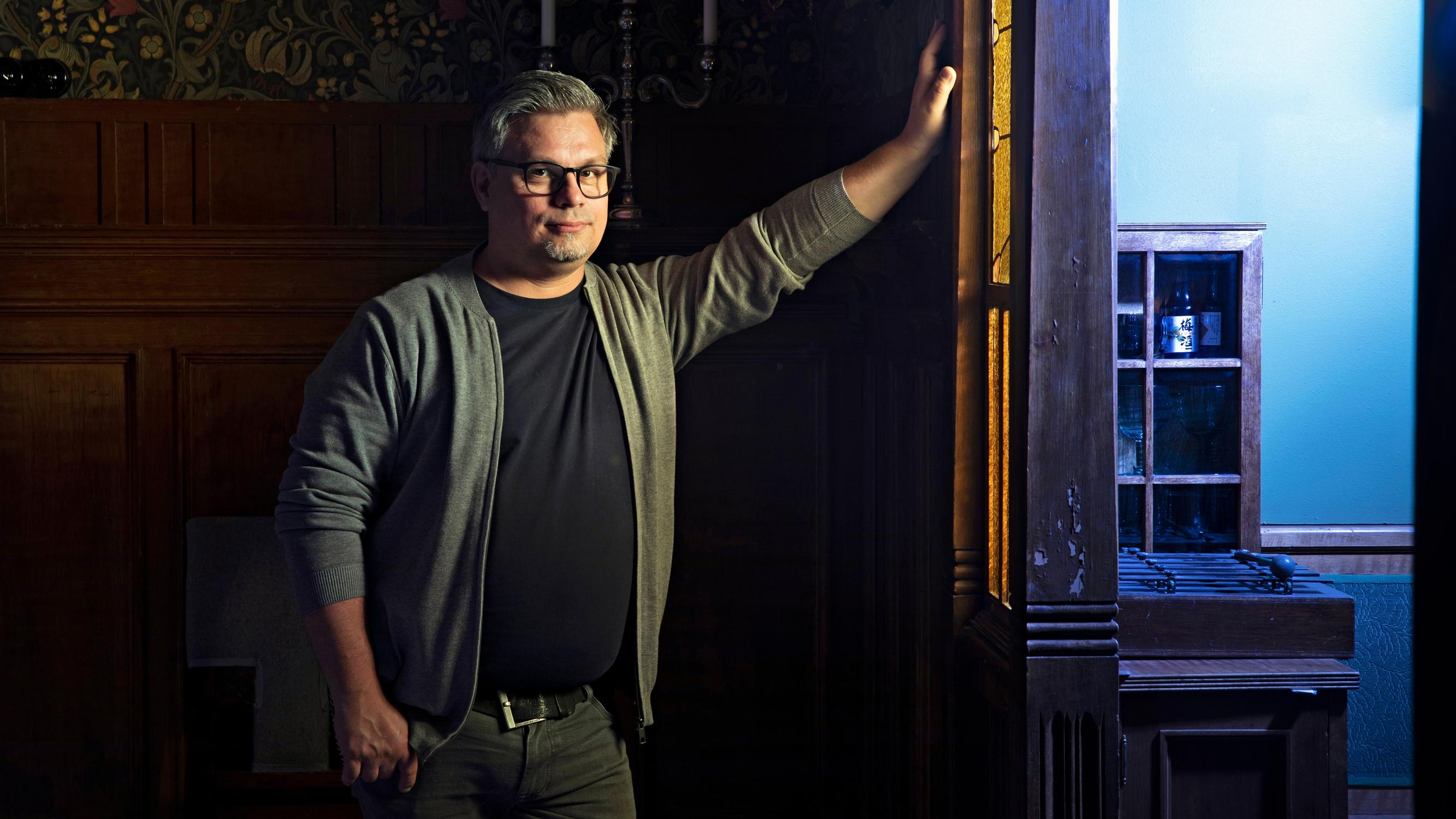 Hölösuuksi tunnustautuva kirjailija Tommi Kinnunen: "Tietysti minulla on myös salaisuuksia, joita en ole kirjoittanut kirjaan tai Twitteriin"