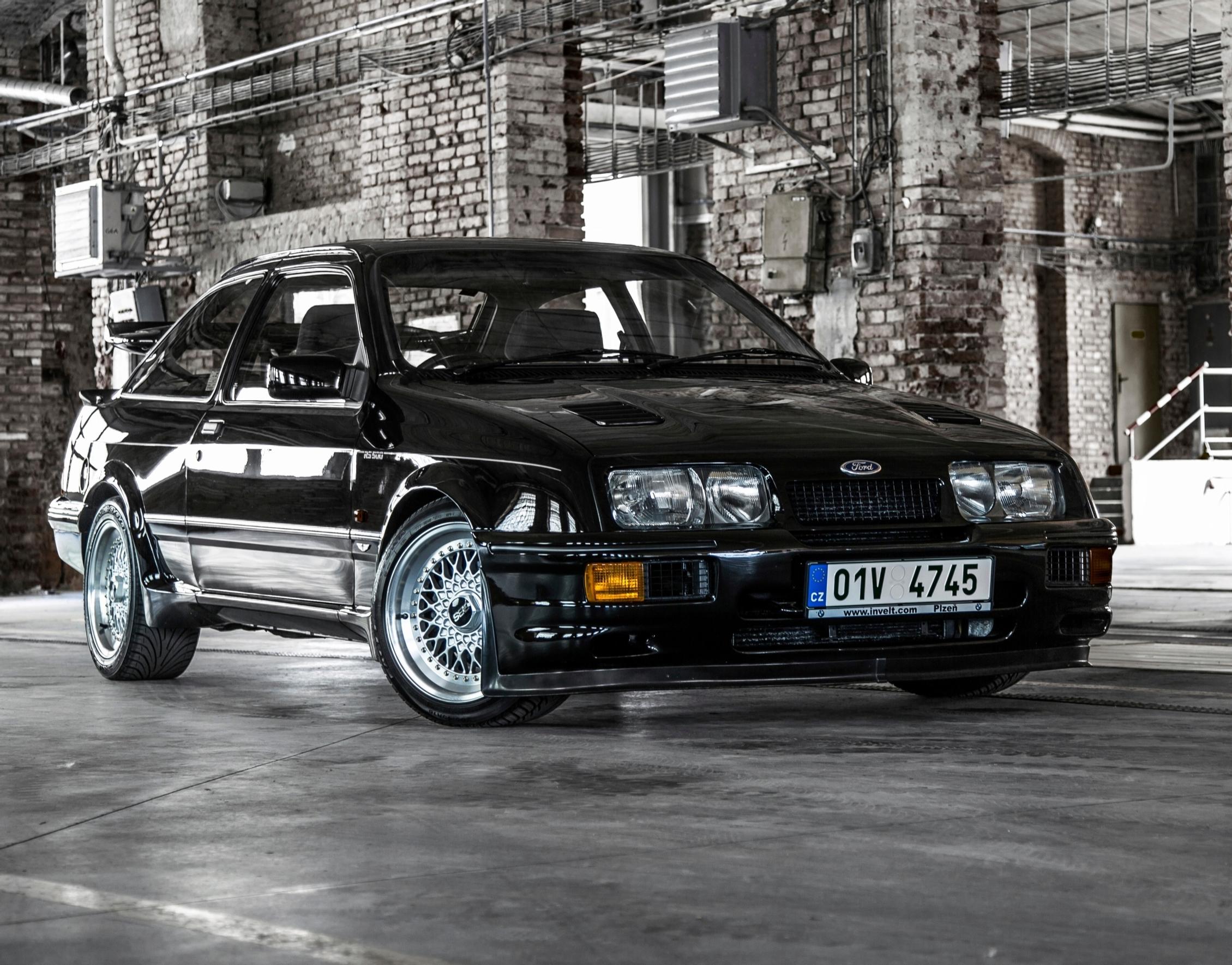 Ford Sierra Cosworth. Nämä 80/90-luvun monsterit on valtaosin suditettu pilalle, mutta jos tulee ehjä Cossu vastaan, kannattaa tehdä kaupat.