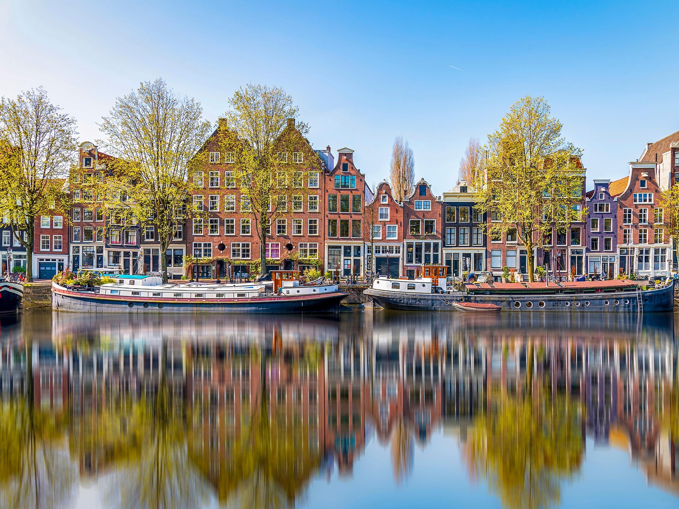 Opas Amsterdamiin: istu trendikahviloissa, yövy hauskassa hotellissa ja tee vintagelöytöjä Euroopan suurimmalla kirppiksellä