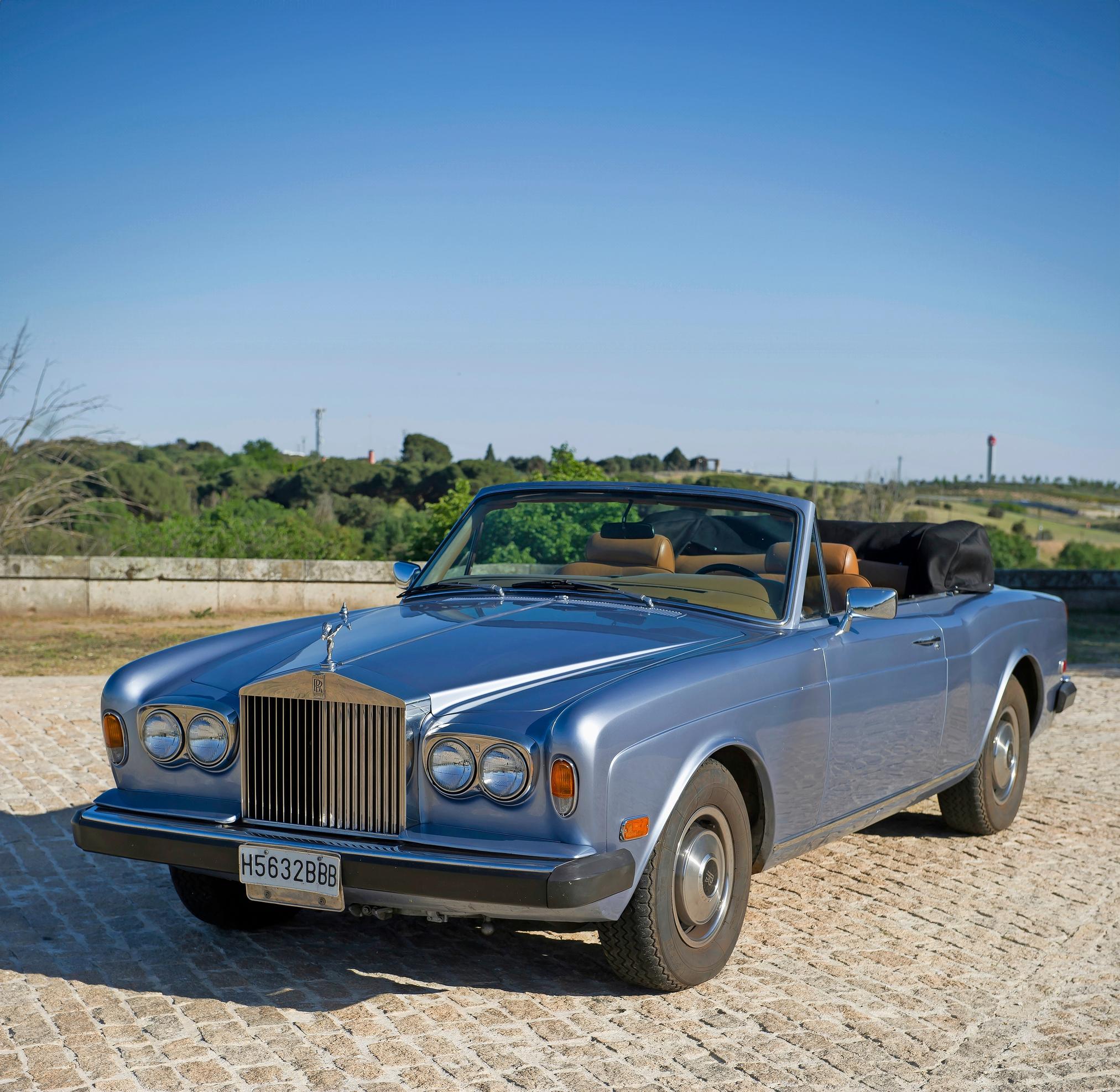 Rolls-Royce Corniche. Jos haluaa saada sukulaiset kateellisiksi, kannattaa karauttaa kesäjuhlille tällaisella Rollerilla.
