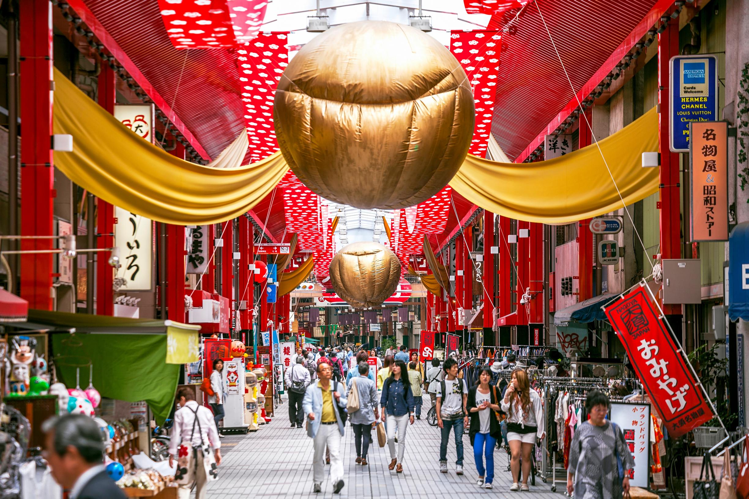 Osun alueen katetuilla kauppakujilla voi katsella tavarapaljoutta ja istahtaa aterialle ­paikallisten parissa.