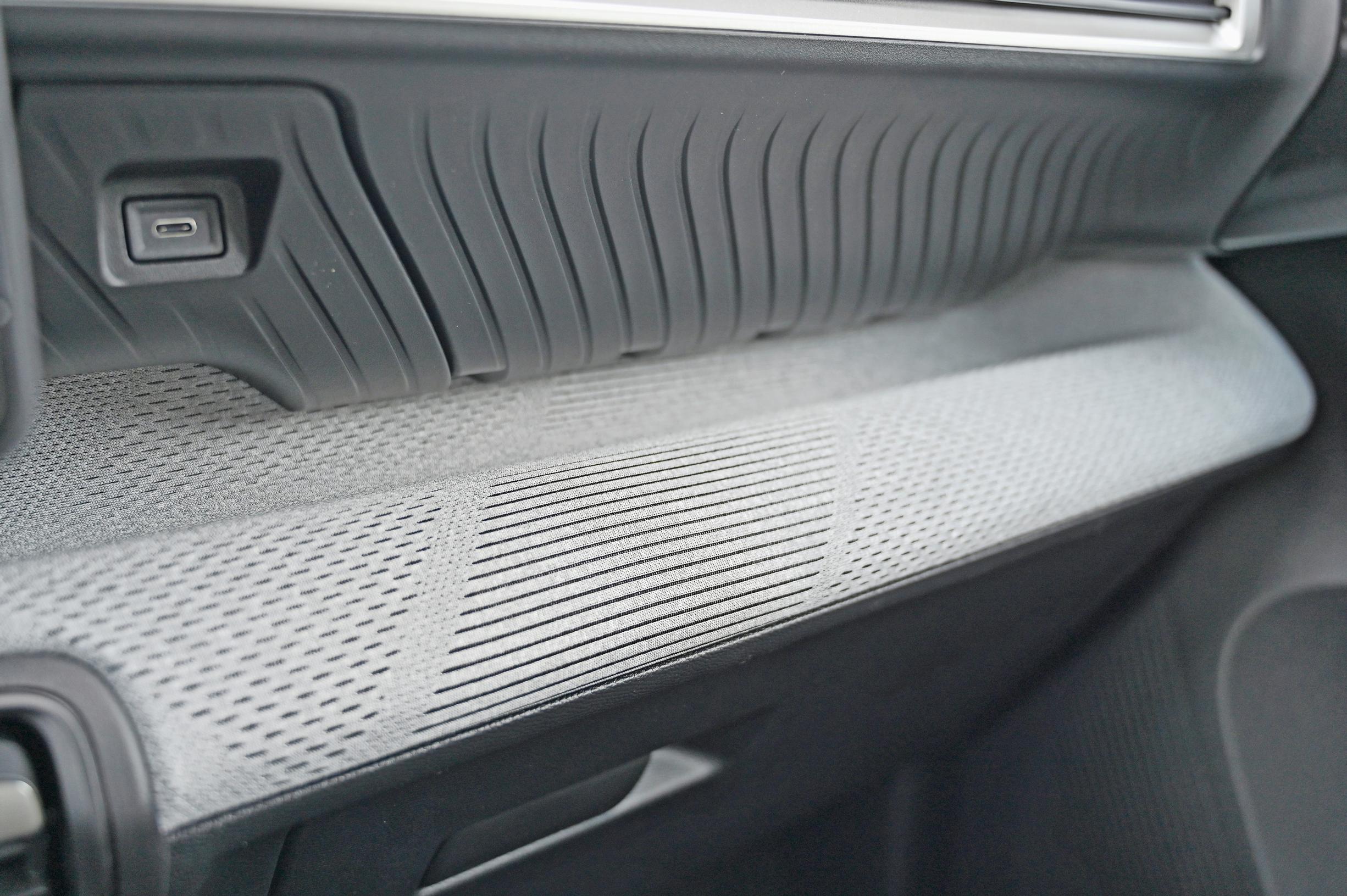 Citroën ë-C3:n kyytiin sattunut tekstiilialan ammattilainen tunnisti verhoilukankaan ”kuin vanhoiksi miesten kalsareiksi”.