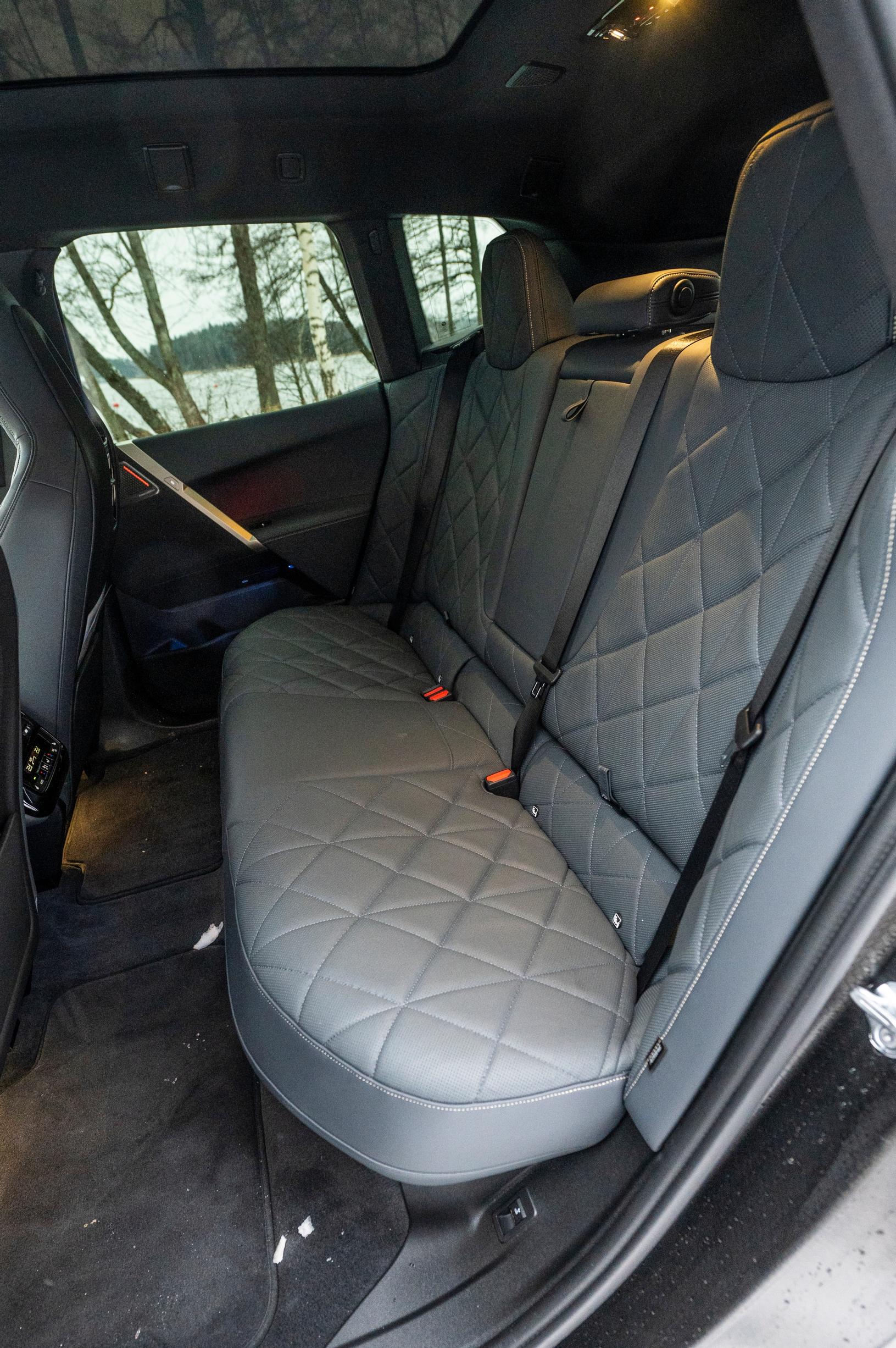 BMW iX xDrive50 takapenkki