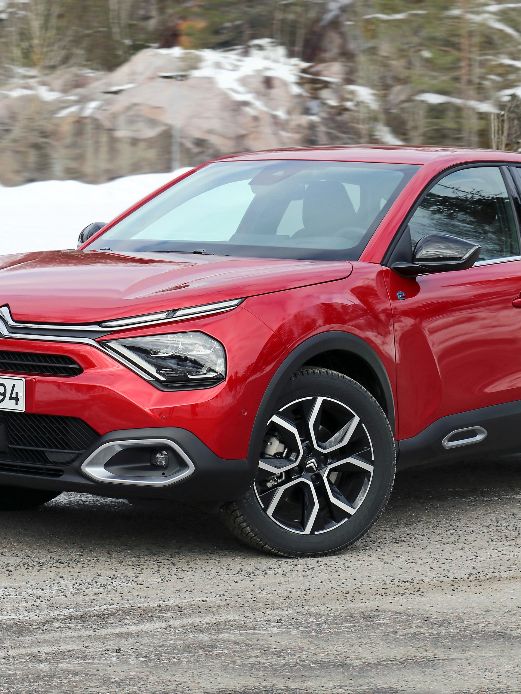 Ensityypit: Citroën ë-C4 X – Maantieajossa mukavuus tuntuu tasaisena kulkuna