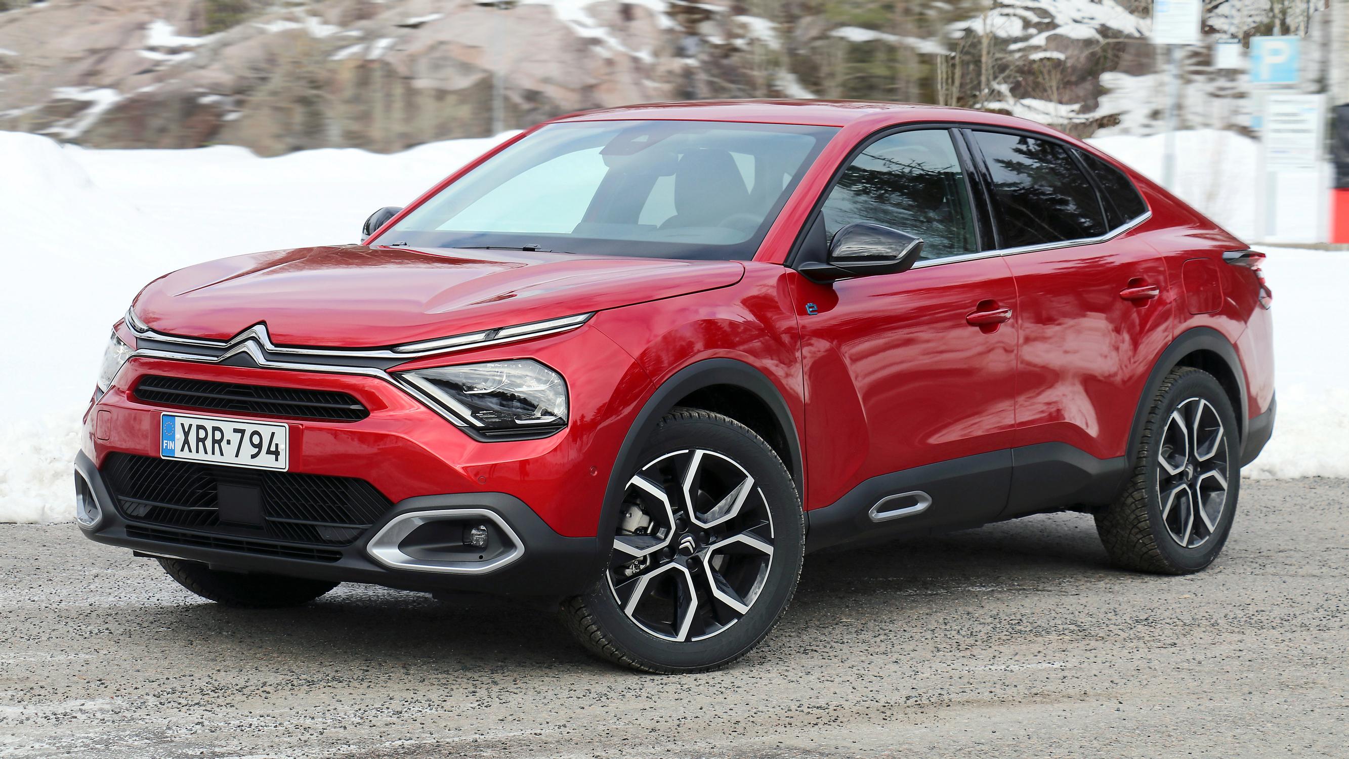 Ensityypit: Citroën ë-C4 X – Maantieajossa mukavuus tuntuu tasaisena kulkuna