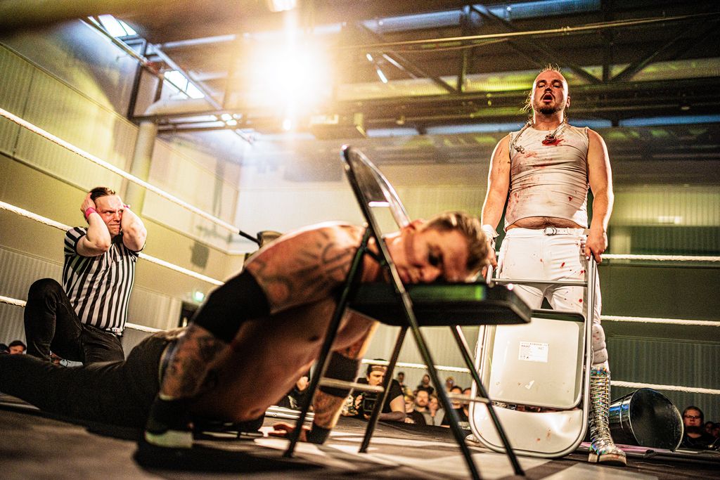 Erityislasten ohjaajasta kehien ylimielisimmäksi kuninkaalliseksi – Showpaini on teatteria, jossa oikeasti sattuu