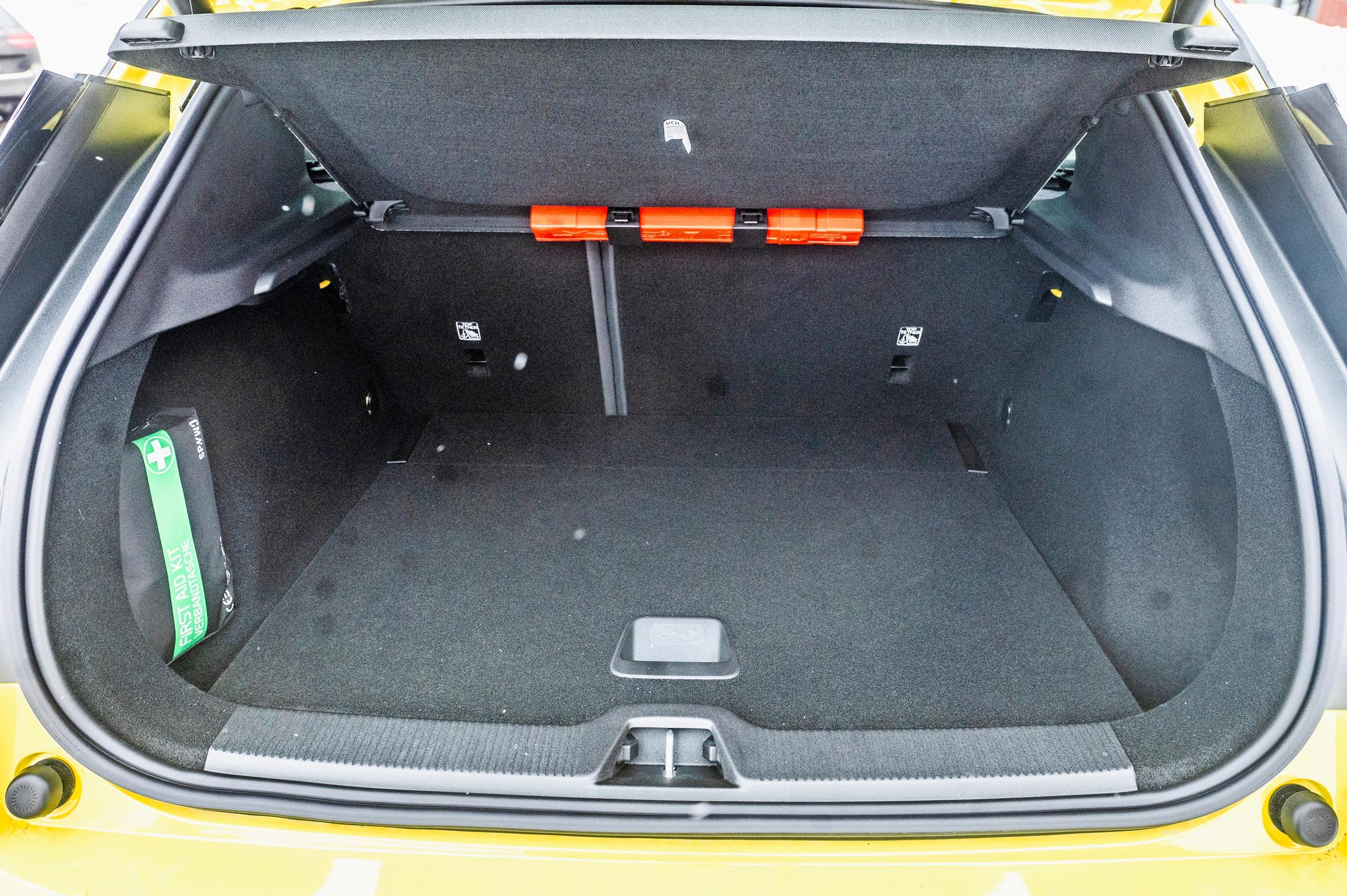 Volvo EX30:n reilun 300 litran tavaratila on vaatimaton. Etupellin alla on onneksi vähän lisää tilaa.