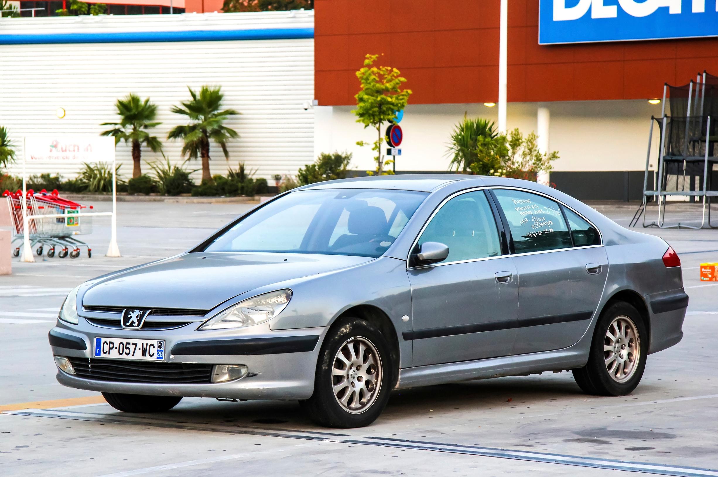 Peugeot 607 oli aikanaan Peugeotin lippulaiva. Malli oli tuotannossa vuodet 1999–2011. Sittemmin aika ajoi suurten sedanien ohi.