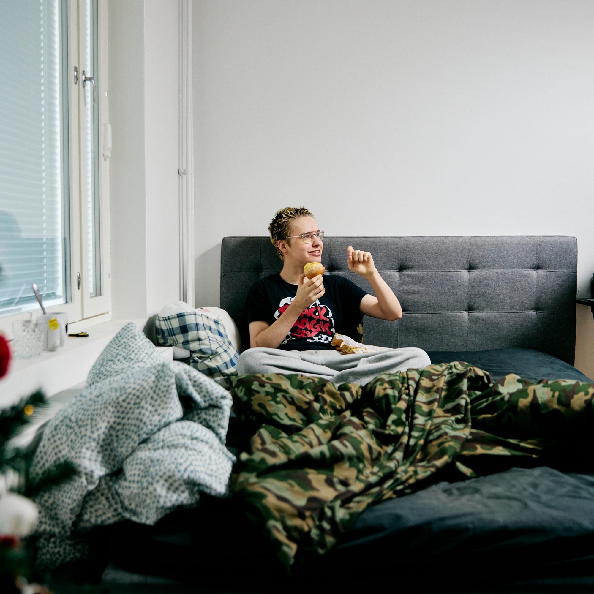 ”Elämä on elokuvaa”, sanoo 20 neliössä asuva Juri, 18 – Tamperelaisessa taloyhtiössä selviää, miksi niin moni haluaa asua yksin