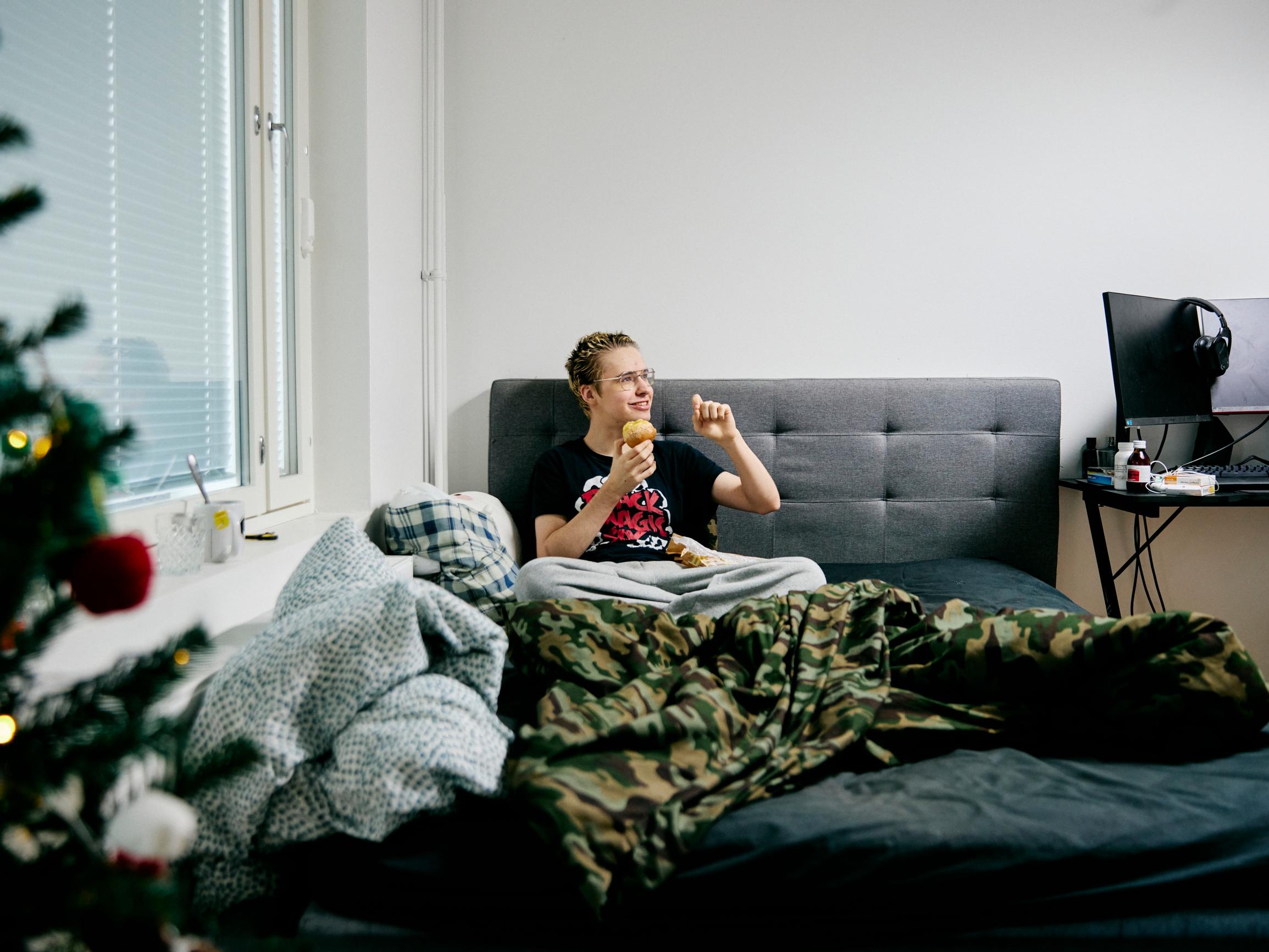 ”Elämä on elokuvaa”, sanoo 20 neliössä asuva Juri, 18 – Tamperelaisessa taloyhtiössä selviää, miksi niin moni haluaa asua yksin