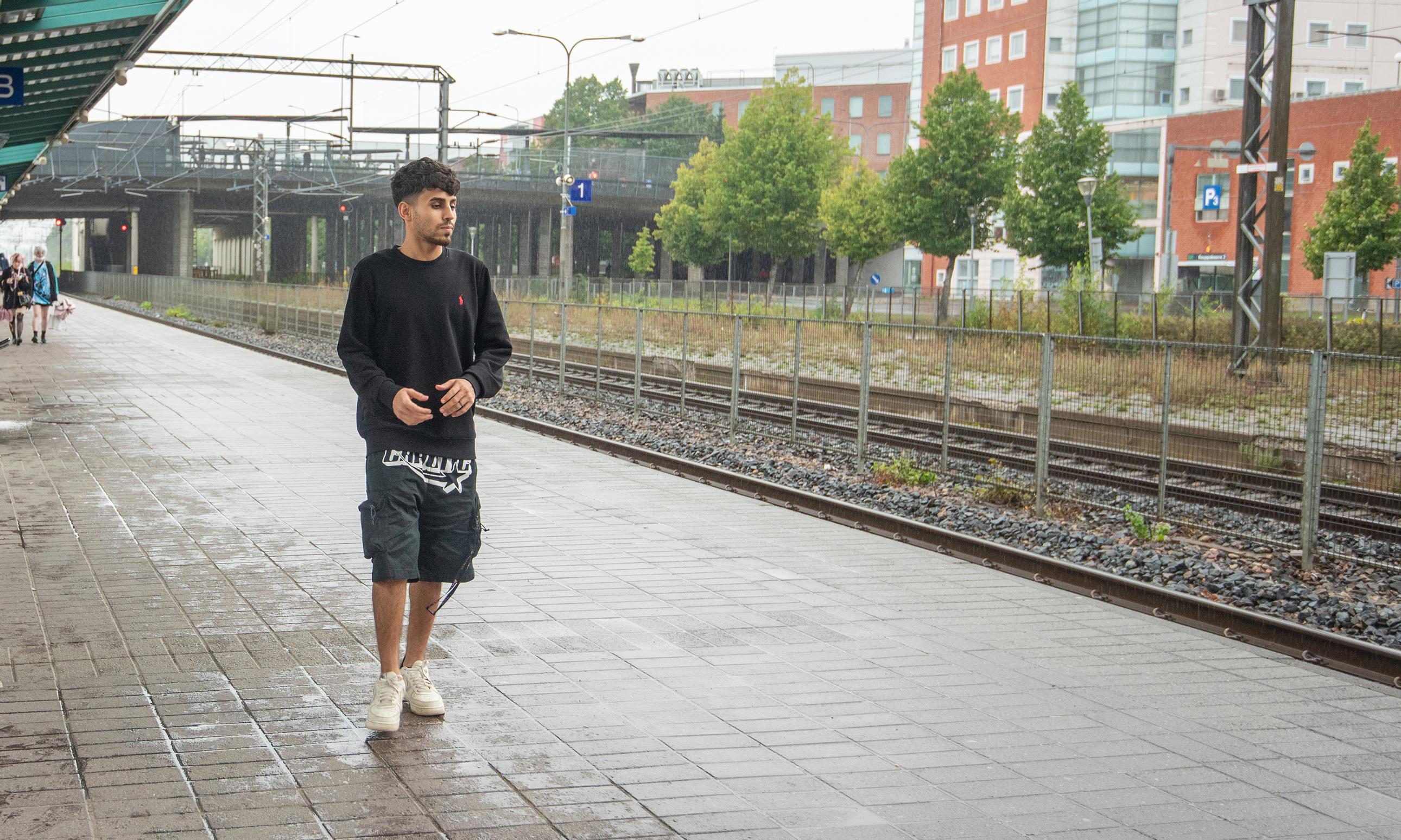 Kun junaa odottanut mies putosi raiteille Malmin asemalla, Abdu toimi vaistonvaraisesti ja sitoi katkenneen jalan vyöllään. Tämä todennäköisesti pelasti miehen hengen.
