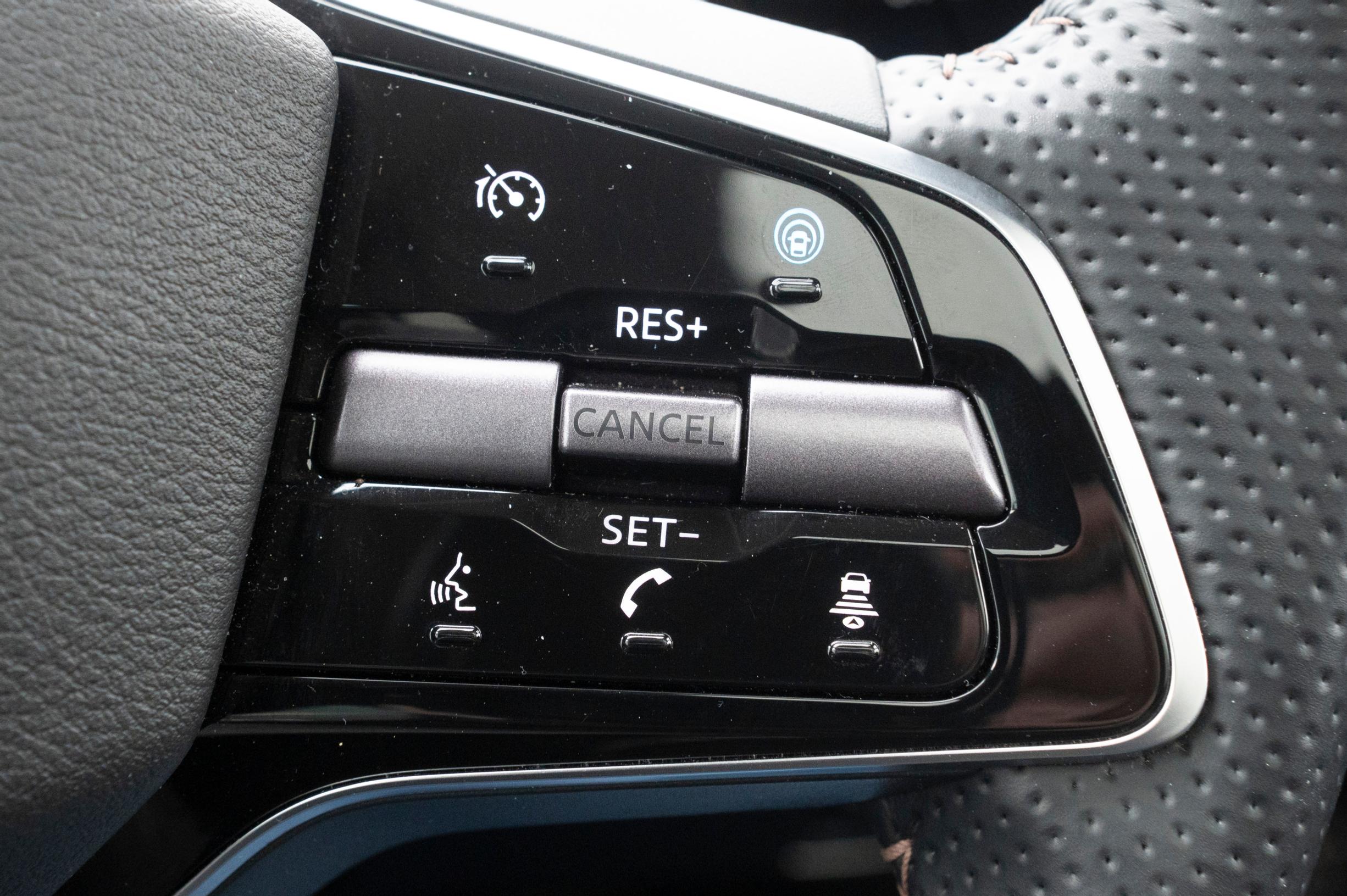 Nissan Ariya 87 kWh FWD Evolven tasanopsussäätimen ja puhelimen käyttimet on sijoitettu ohjauspyörän oikealle puolelle.
