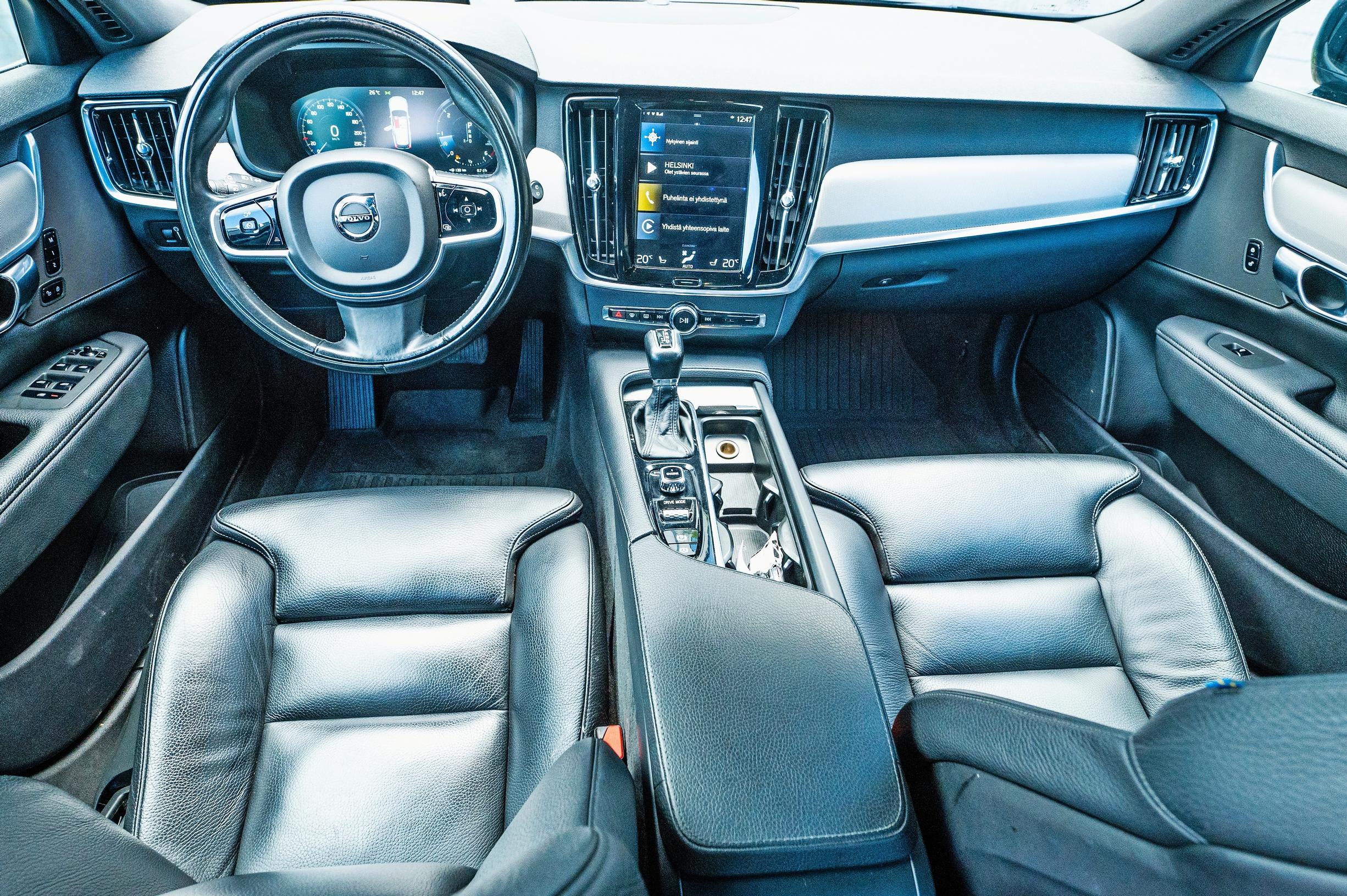 Volvo V90:n kojelauta on tyylikäs ja selkeä. Istuimien nahkaverhoilu luo kabiiniin ylellistä tunnelmaa.