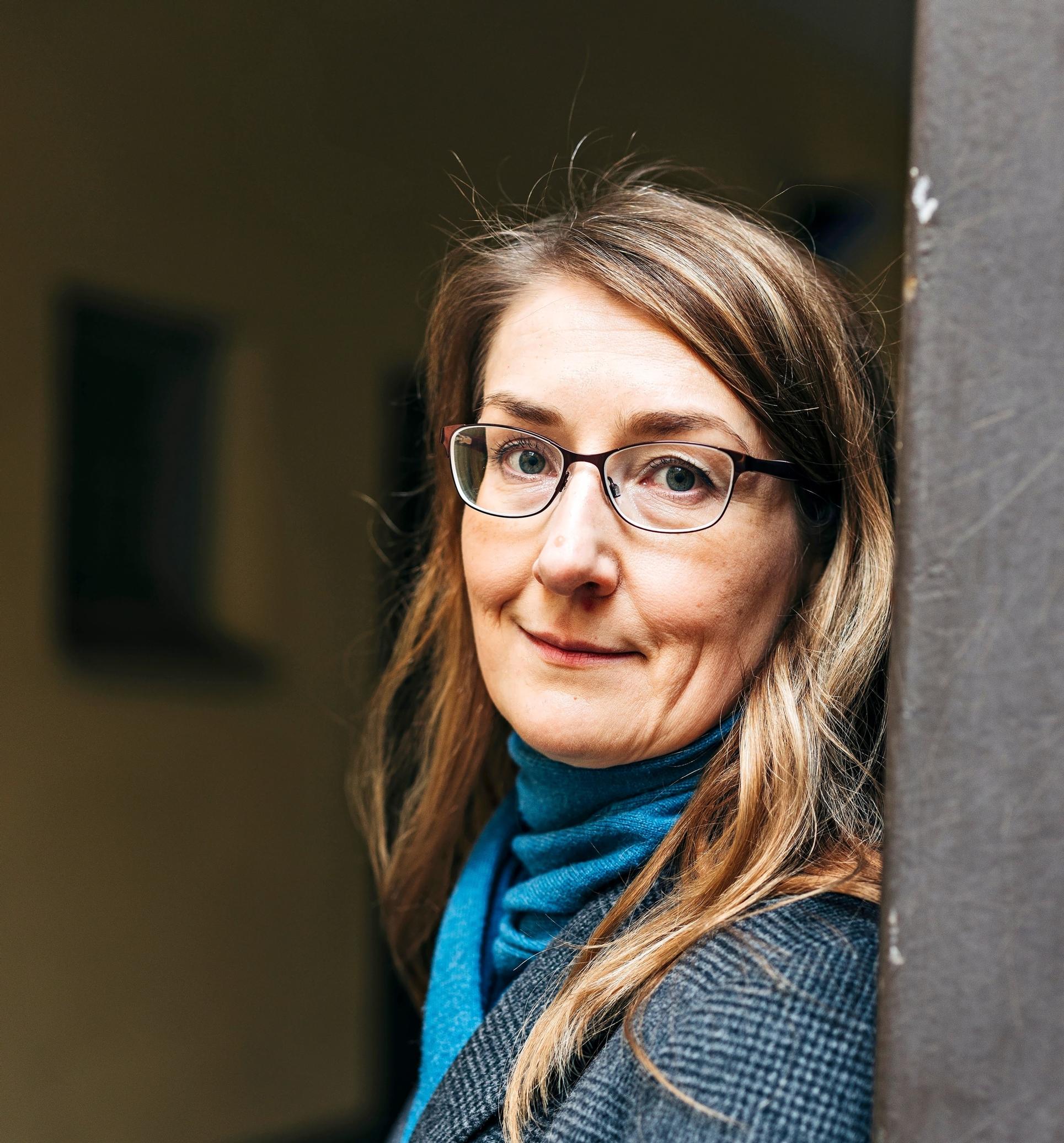 Kirjailija Emmi Itäranta asui kauan rakastamassaan Englannissa, mutta sitten tuli Brexit, joka pilasi maan ilmapiirin – Hän muutti takaisin Suomeen