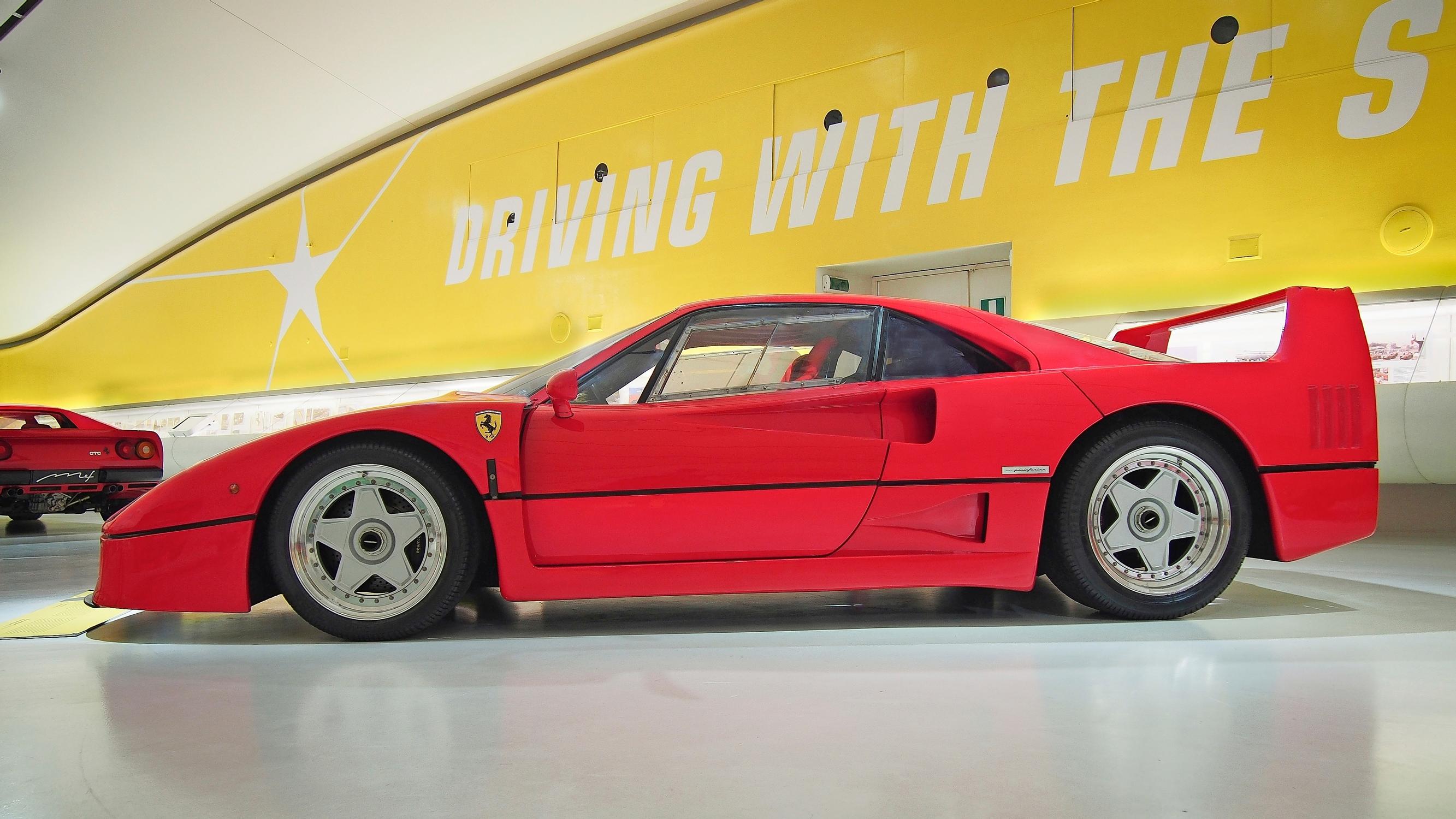 Ferrari F40. Tämä maranellolainen ohjus on vielä rajumpi peli kuin Testarossa.