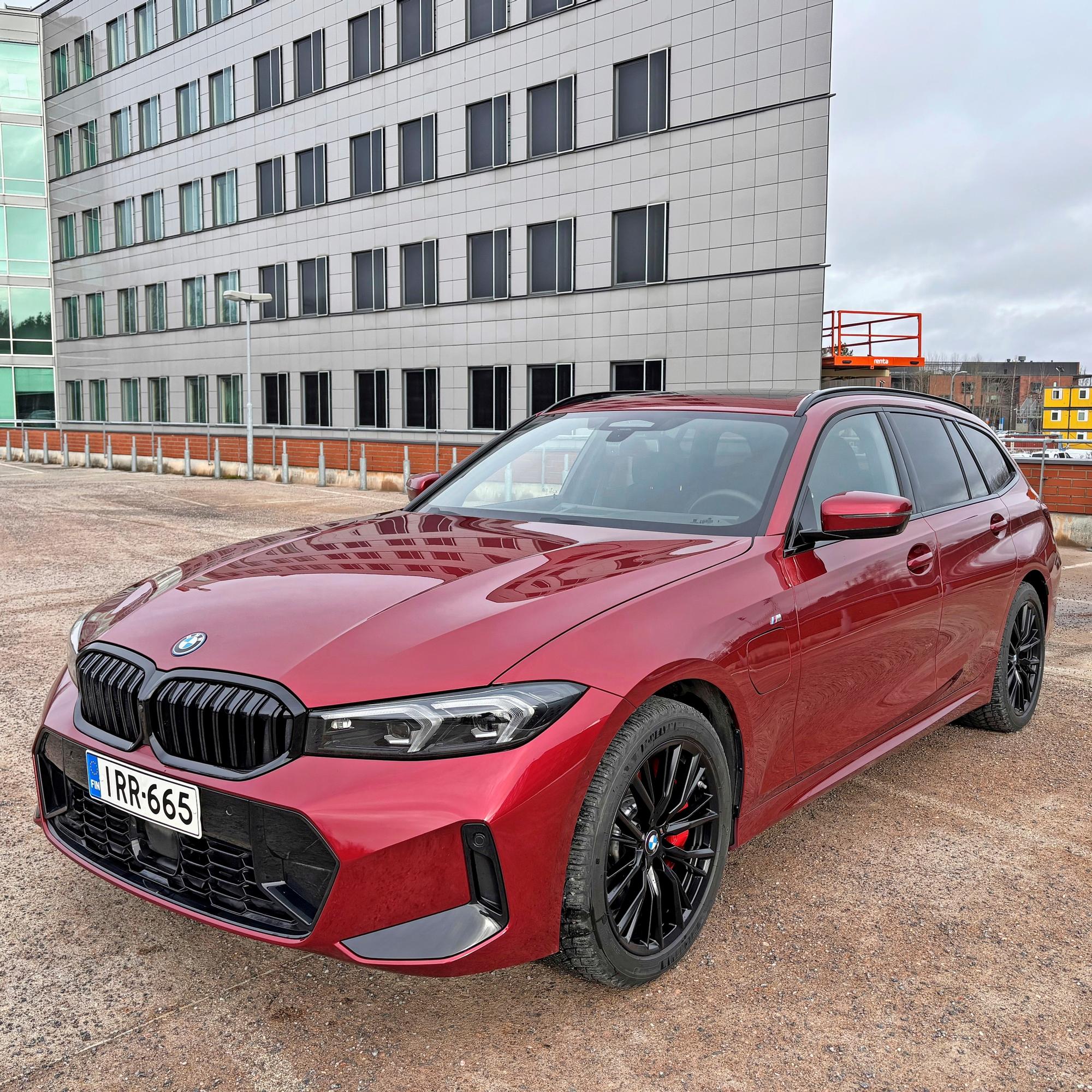 Video: BMW 330e xDrive Touring kulkee suoralla tiellä kuin juna – mutkaisemmalla osuudella on tarjolla aktiivisen kuljettajan arvostamaa täsmällisyyttä