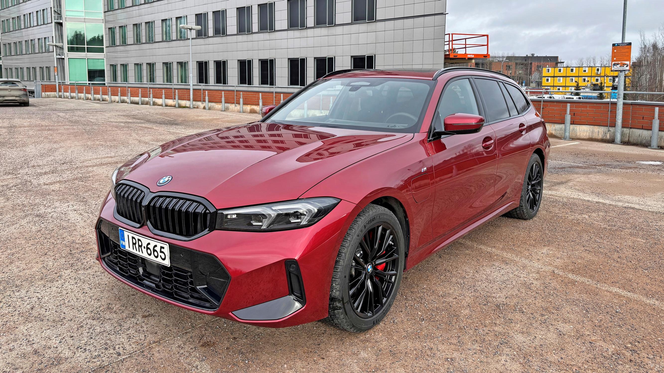 Video: BMW 330e xDrive Touring kulkee suoralla tiellä kuin juna – mutkaisemmalla osuudella on tarjolla aktiivisen kuljettajan arvostamaa täsmällisyyttä