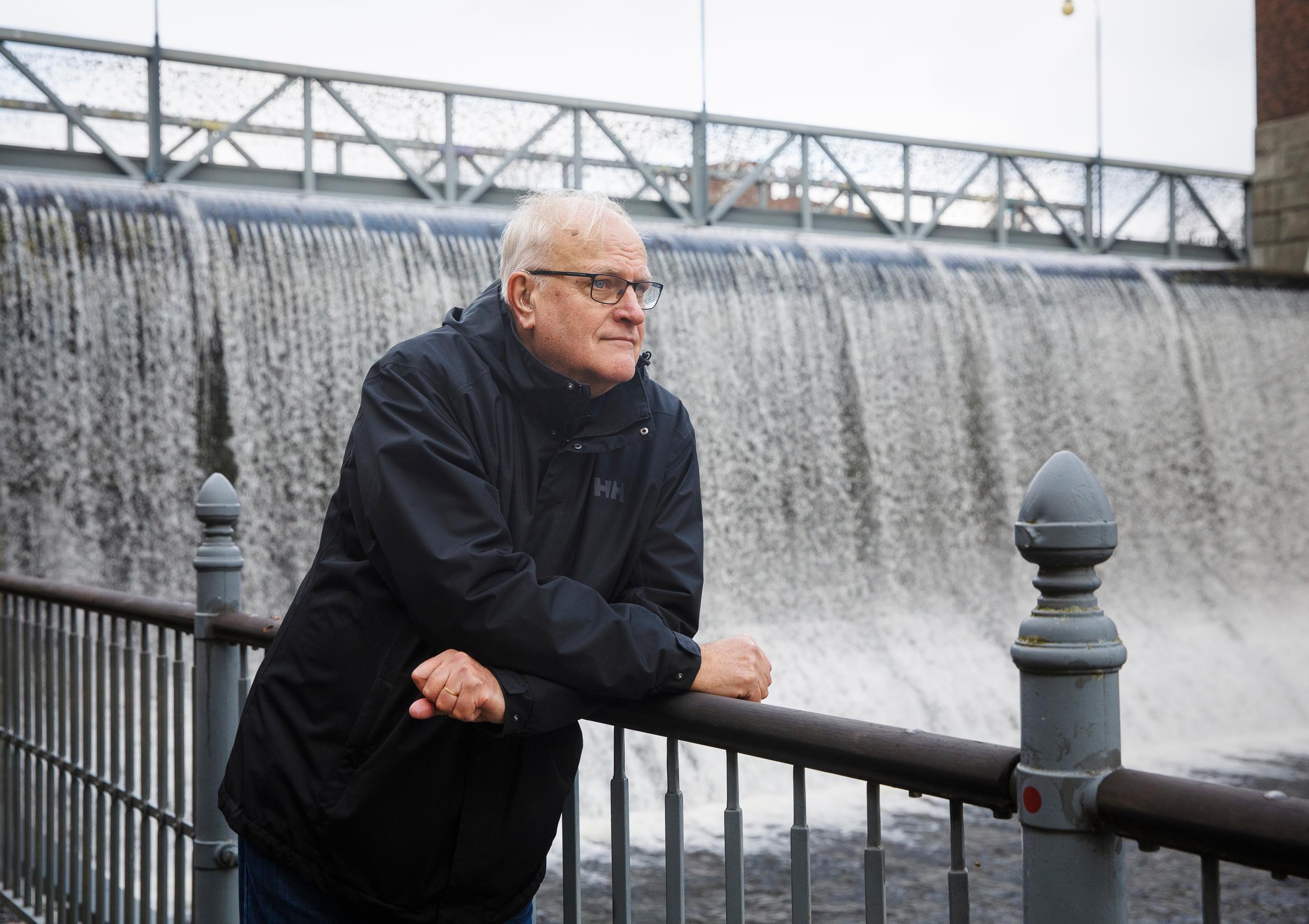 Seppo Jokinen Tammerkosken reunalla.