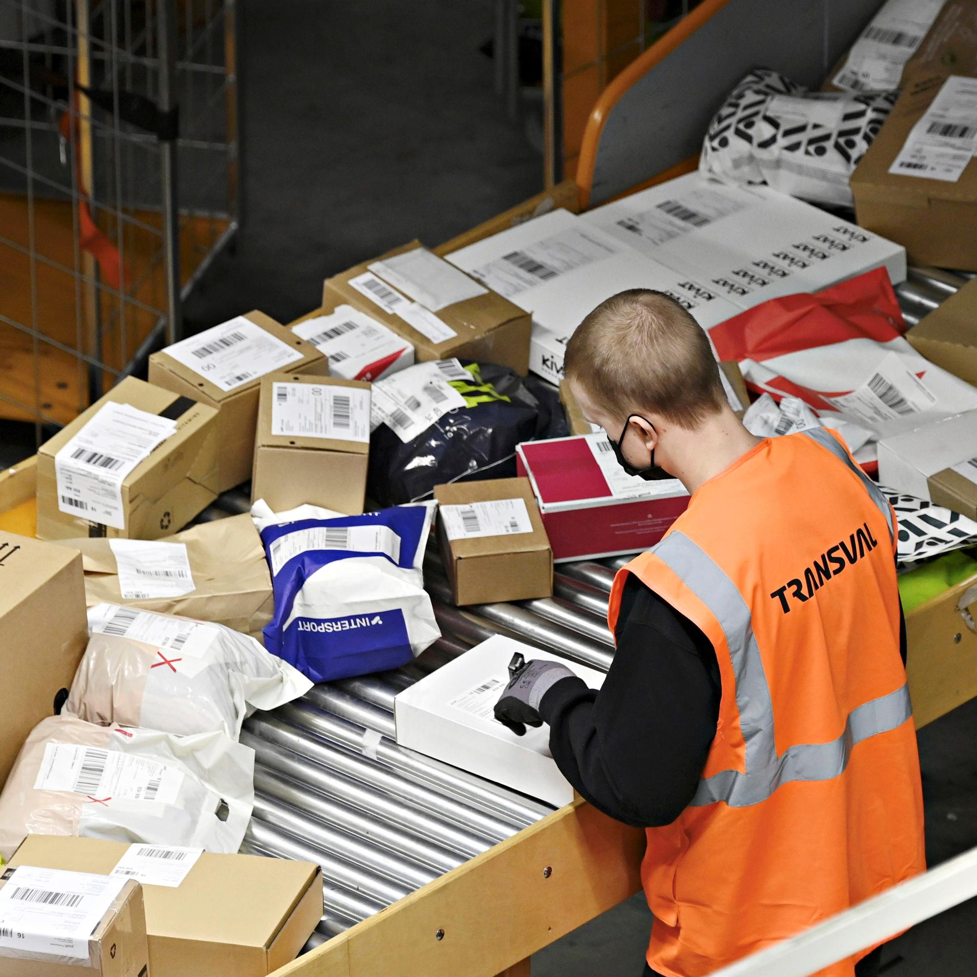 Posti elää nyt kovinta pakettikiirettä – "Saa nähdä, pääsemmekö joulukuussa uuteen ennätykseen pakettimäärissä"