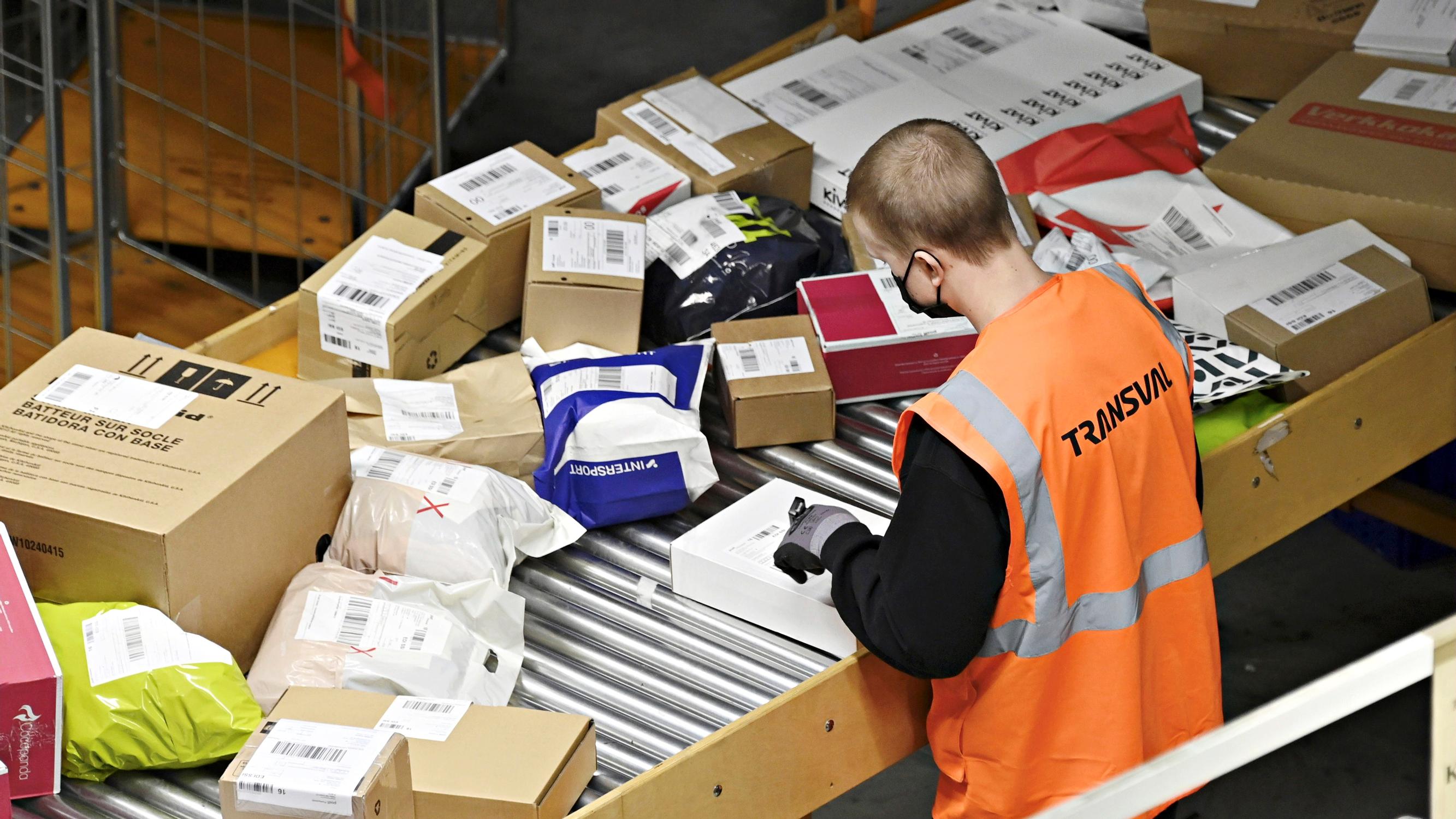 Posti elää nyt kovinta pakettikiirettä – "Saa nähdä, pääsemmekö joulukuussa uuteen ennätykseen pakettimäärissä"