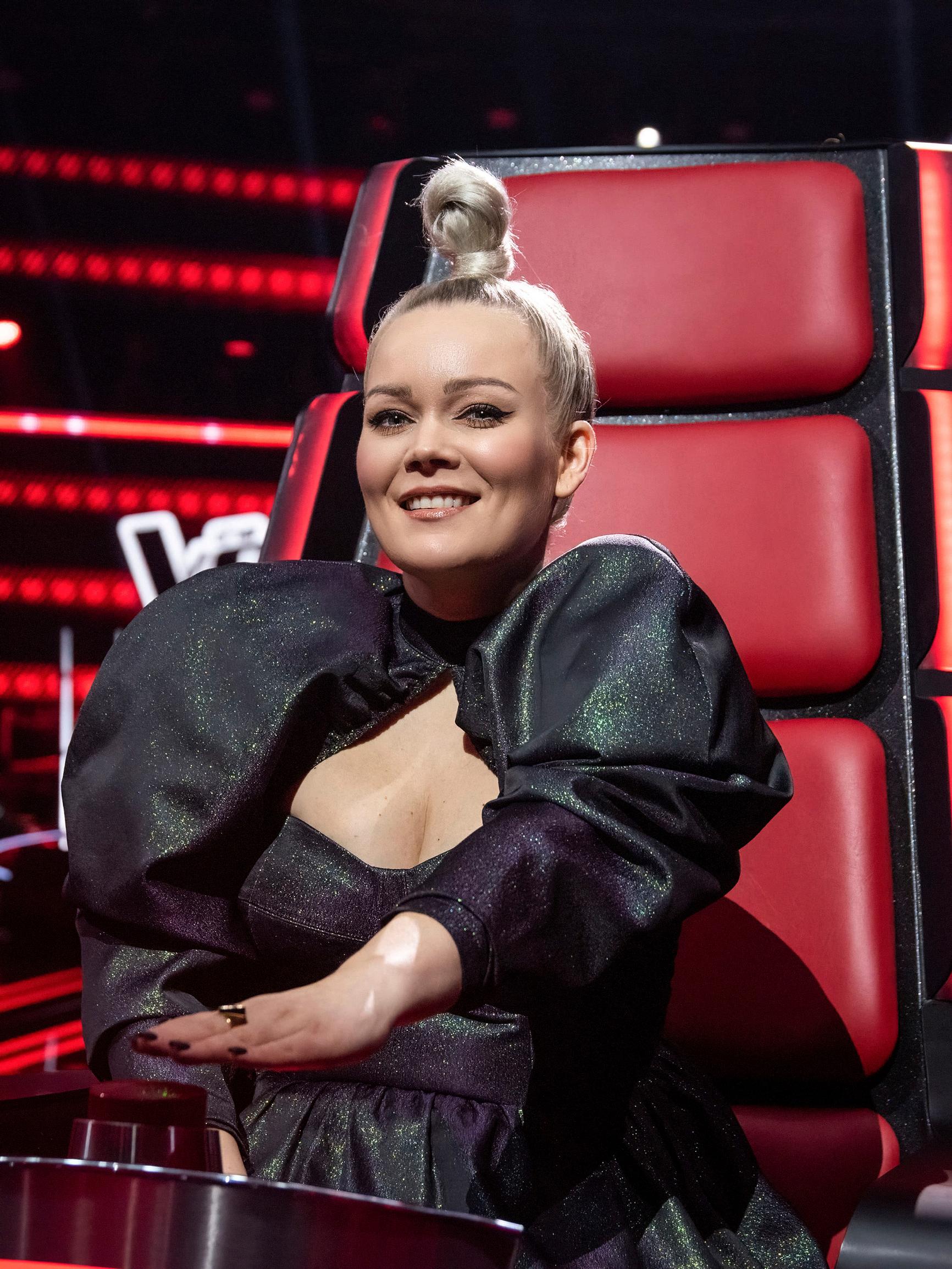 Voice-valmentaja Anna Puu hehkuu vauvaonnea: ”Hän on suloinen, syntyi luomuna kuten esikoinenkin – näin ne esiäiditkin ovat synnyttäneet”