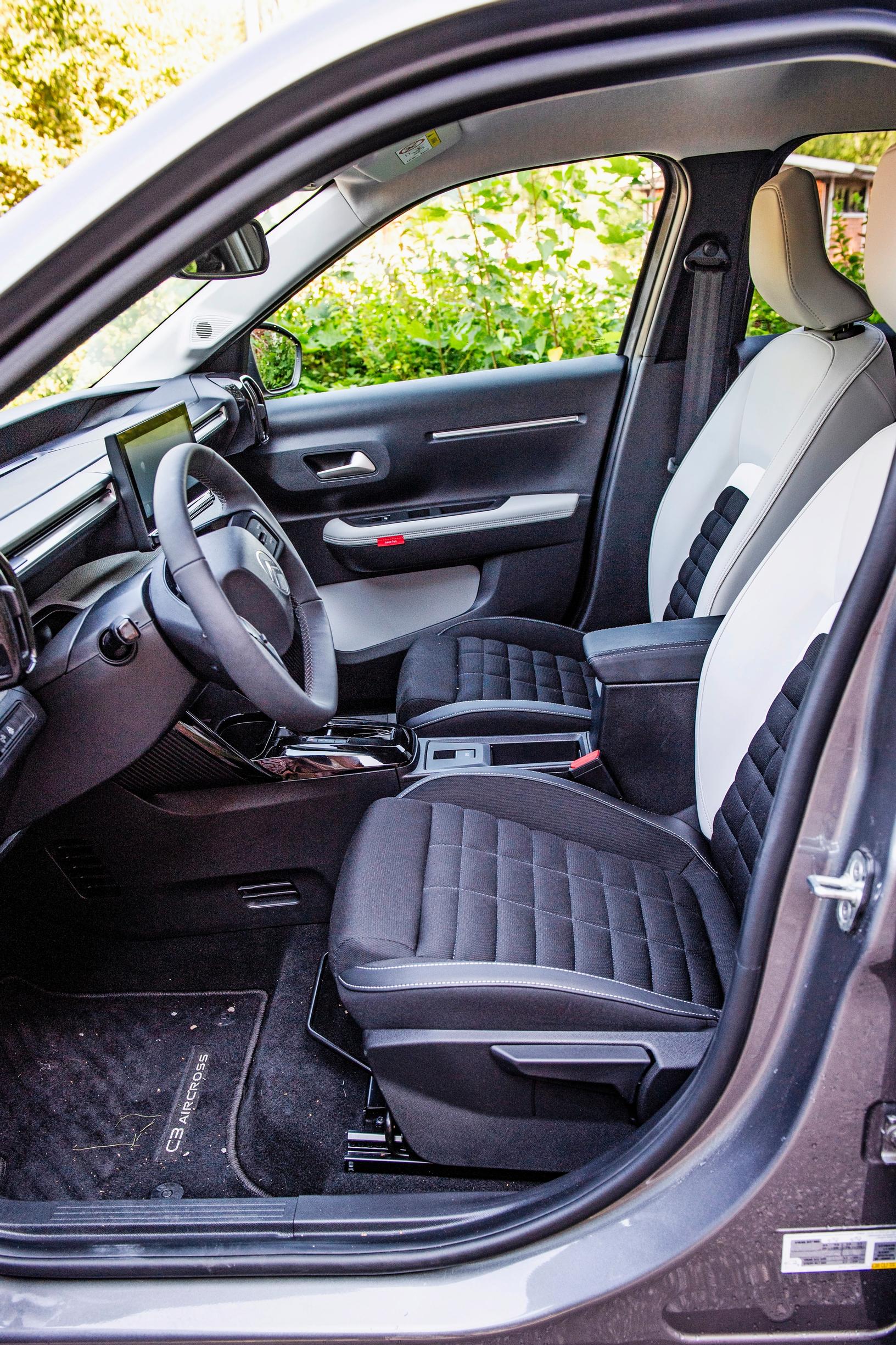 Citroën C3 Aircrossin kaksiväriset istuimet tuovat eleganssia kabiiniin.