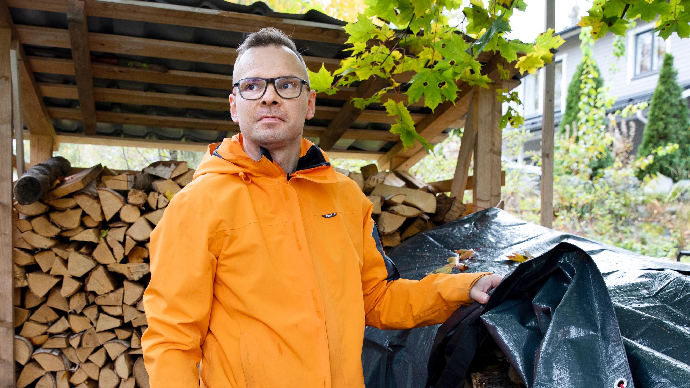 Tuuligeneraattori, retkikeitin ja laatikoittain ruokaa – Näin Pekka Aholan perhe varautuu kovaan talveen Mäntsälässä