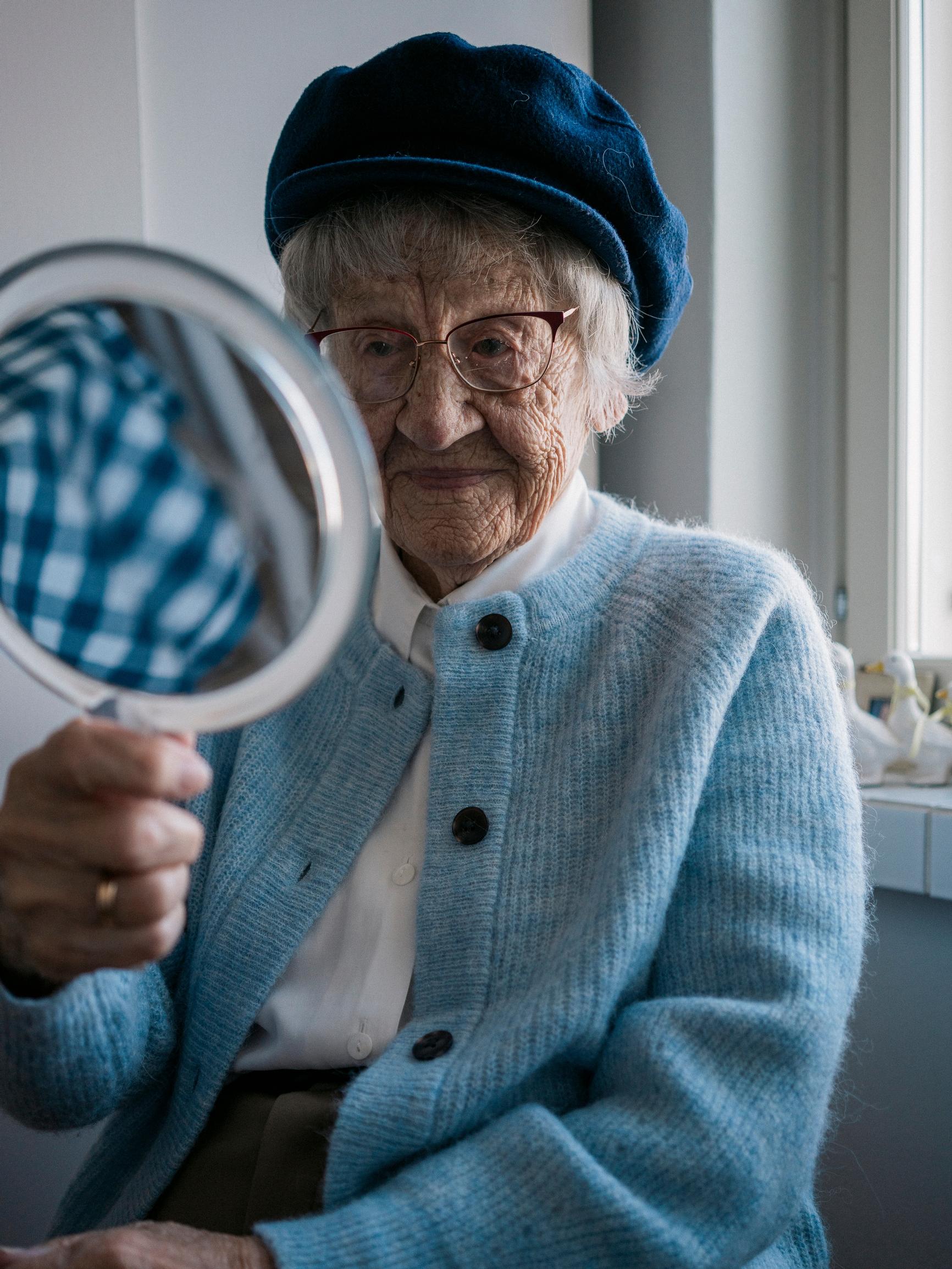Lilly Lundbergilla ei ole enää tallella hänen itse valmistamiaan hattuja. – Tykkäsin itse enemmän aina käyttää baskereita tai tällaisia lakkeja.