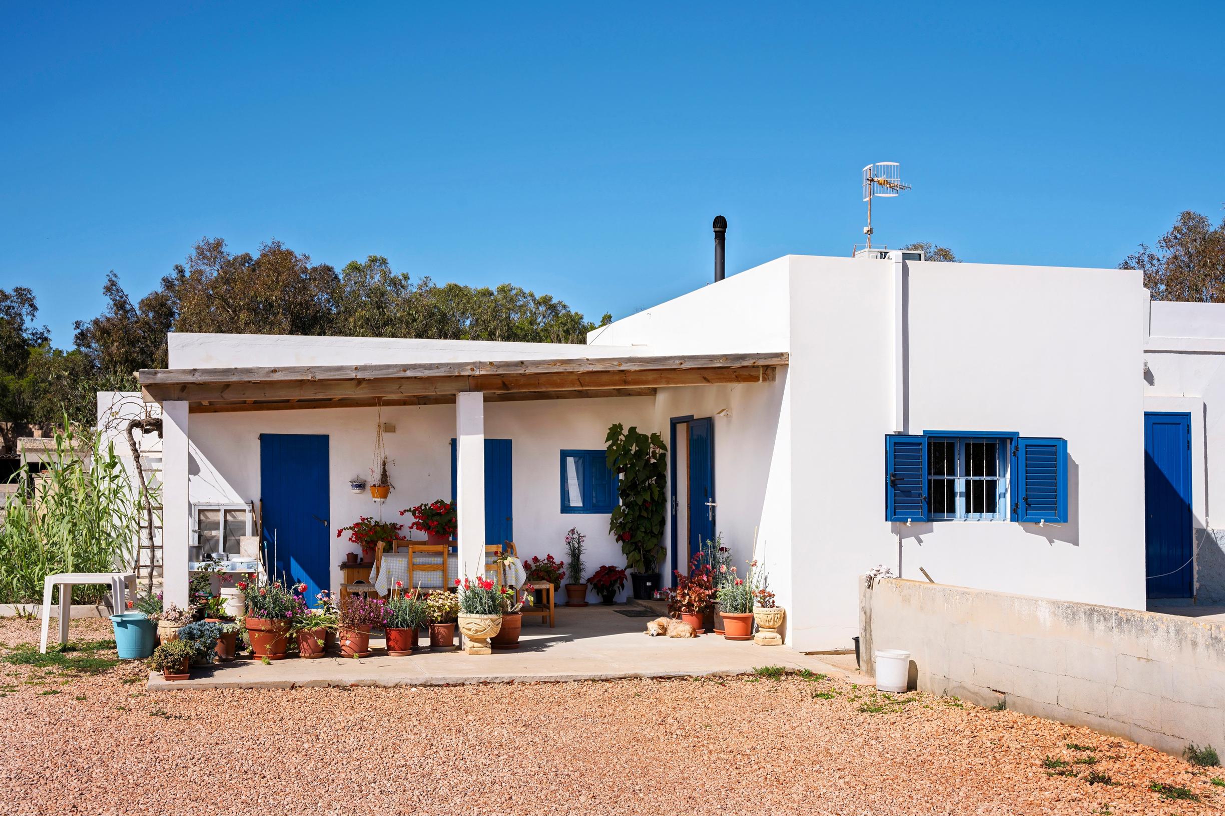 Formenteralla kuivempanakin kautena voi nähdä, miten saarelaiset somistavat kotiensa terasseja ruukkukukilla.