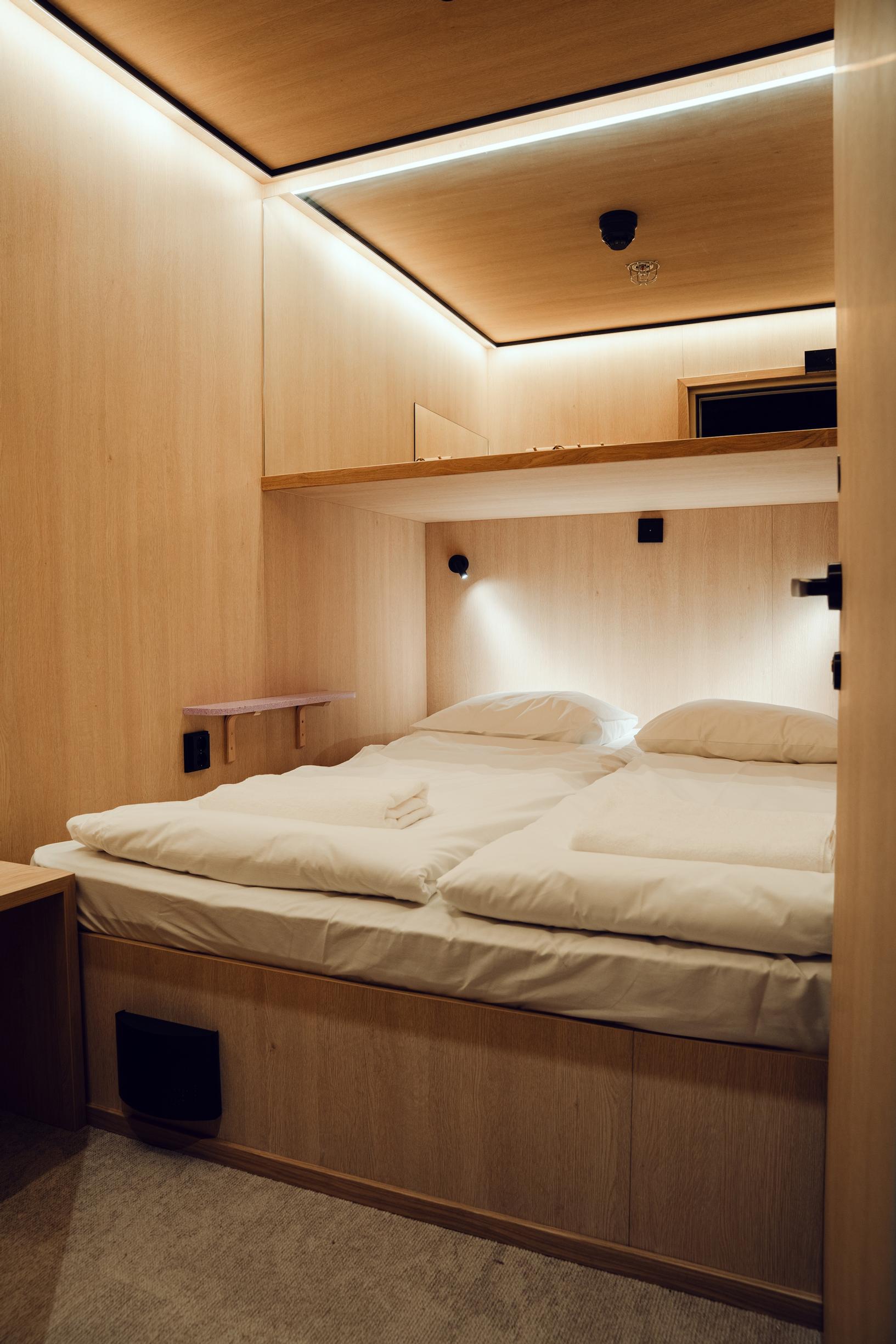 Uumen-hotellin kahden hengen huone.