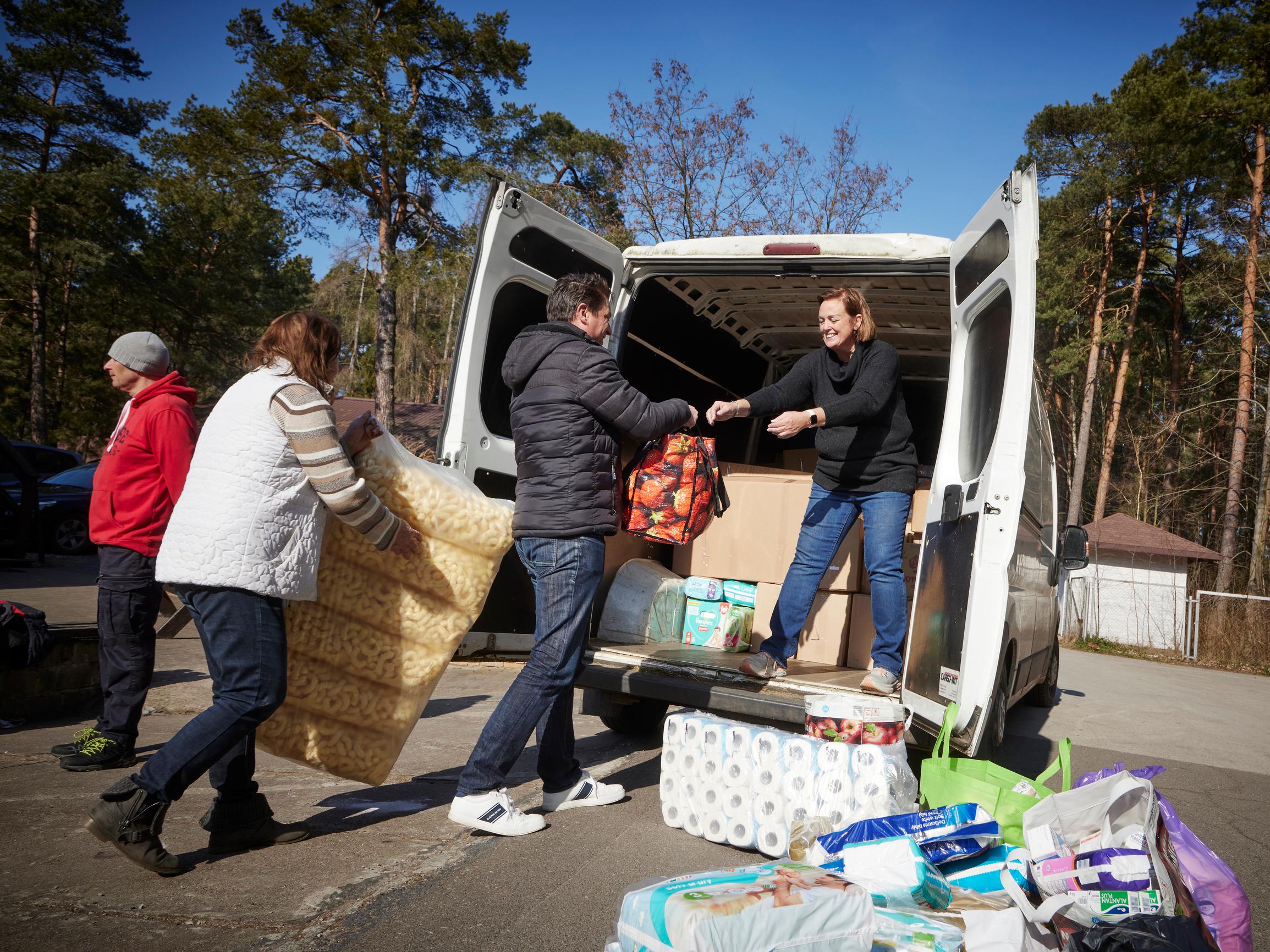 Apu Puolassa: Operaatio Toivo auttaa Ukrainan pakolaisia – ”17 on nyt lähdössä Suomeen meidän kyydillä” – avustuskuorma suuntaa kohti Kiovaa
