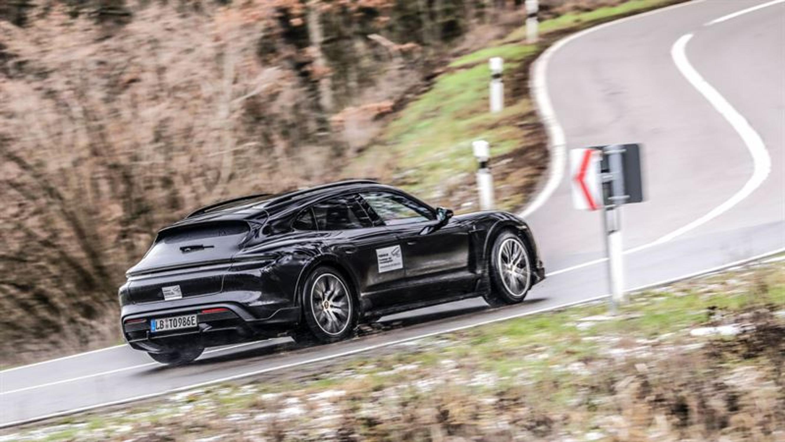 Porsche julkistaa Taycan Cross Turismon: "Kuin Sveitsin armeijan linkkuveitsi 21 tuuman pyörillä”
