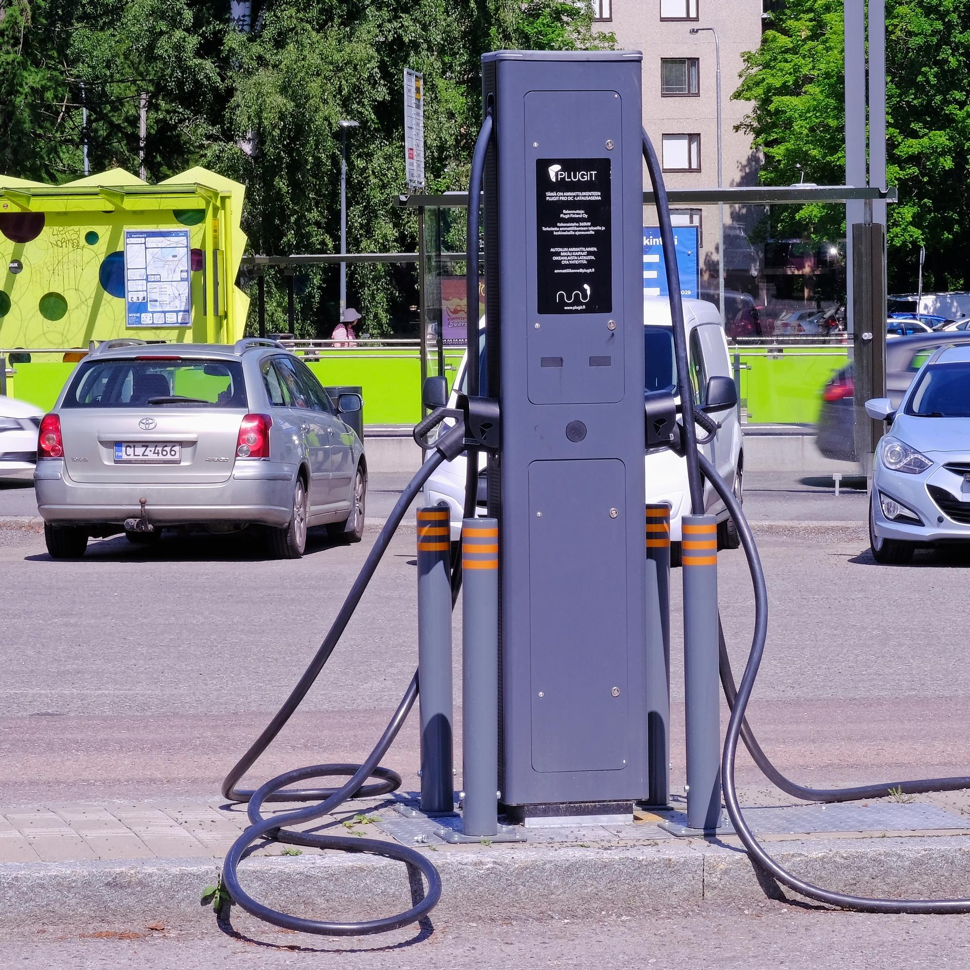 "Ruuhkaa voi syntyä" – Miksi suurteholatauspisteiden määrä ei pysy sähköautojen suosion vauhdissa?