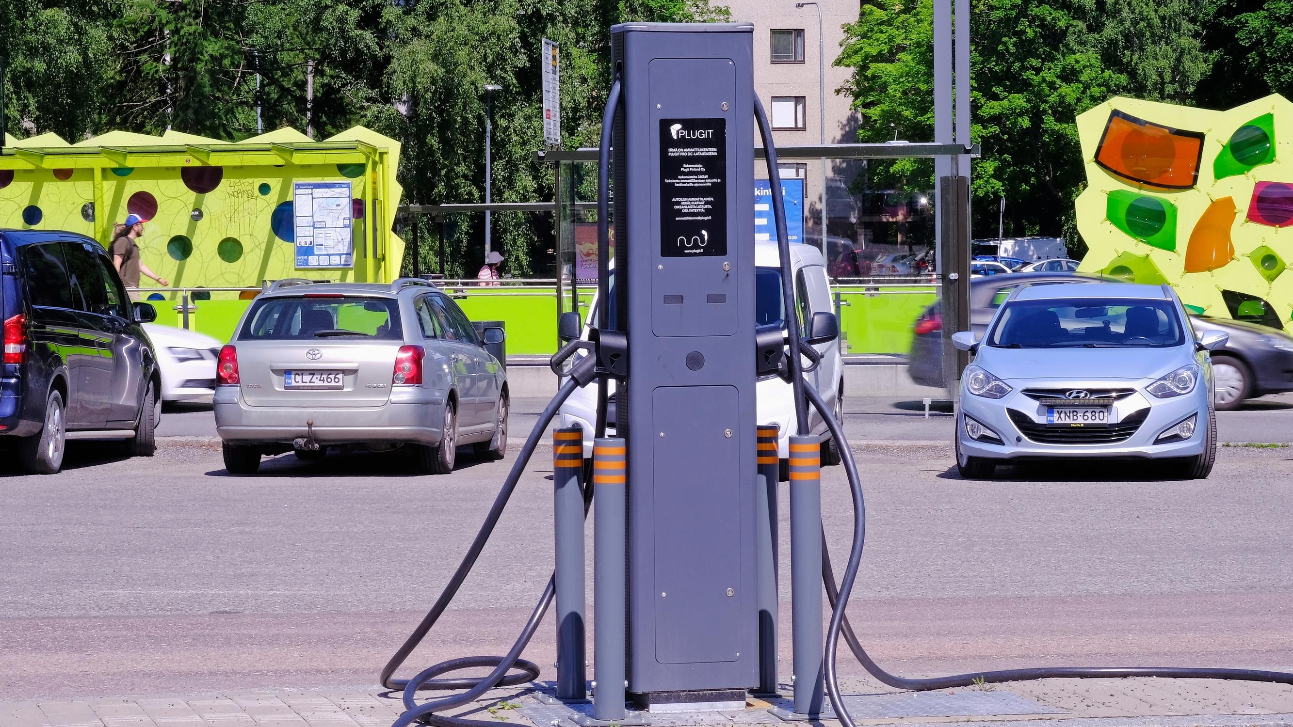 "Ruuhkaa voi syntyä" – Miksi suurteholatauspisteiden määrä ei pysy sähköautojen suosion vauhdissa?