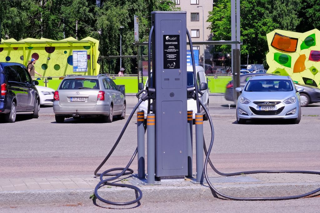 "Ruuhkaa voi syntyä" – Miksi suurteholatauspisteiden määrä ei pysy sähköautojen suosion vauhdissa?