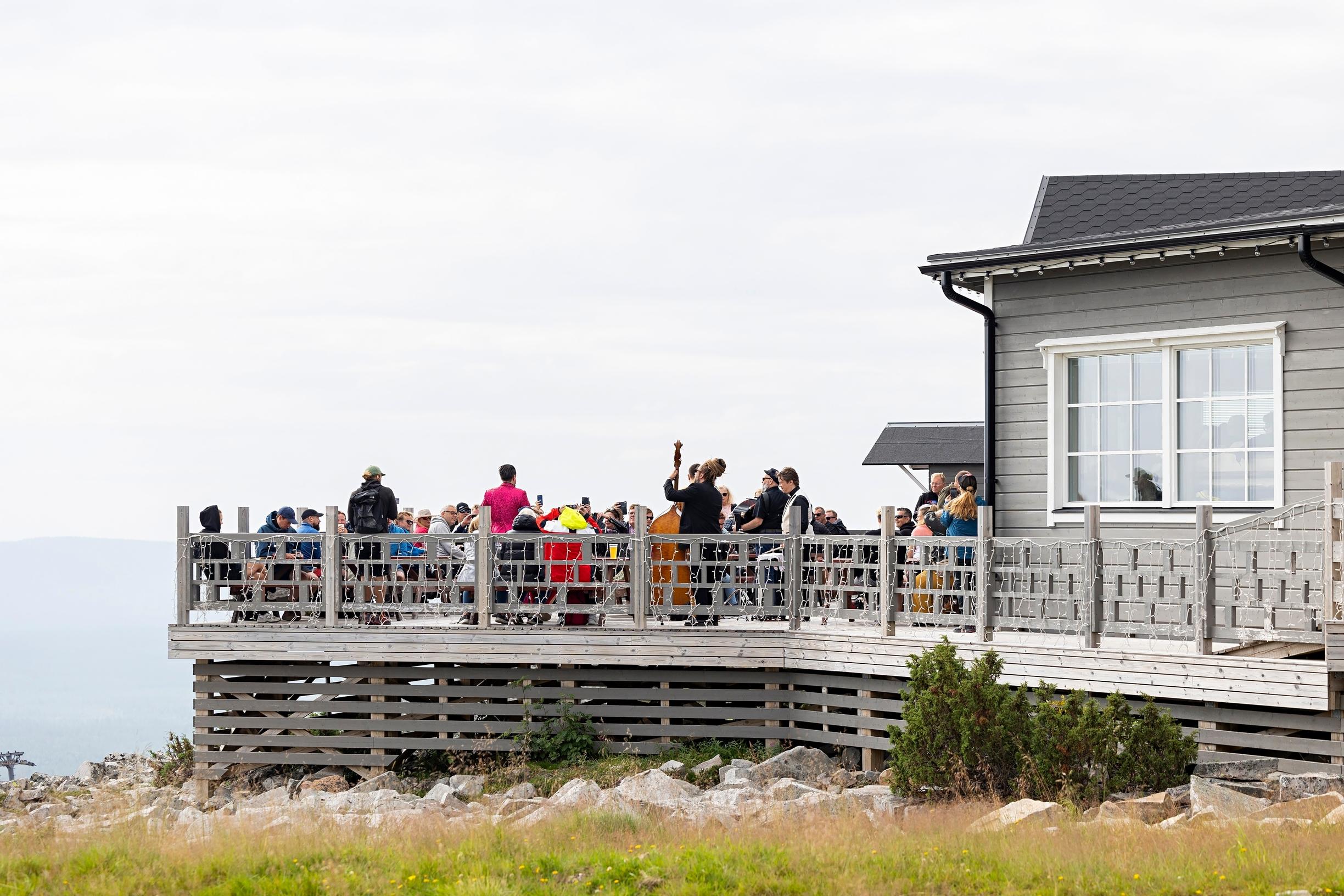 Jaakko Laitinen & Väärä Raha pääsi Pyhätunturilla soittamaan maisematerassilla.