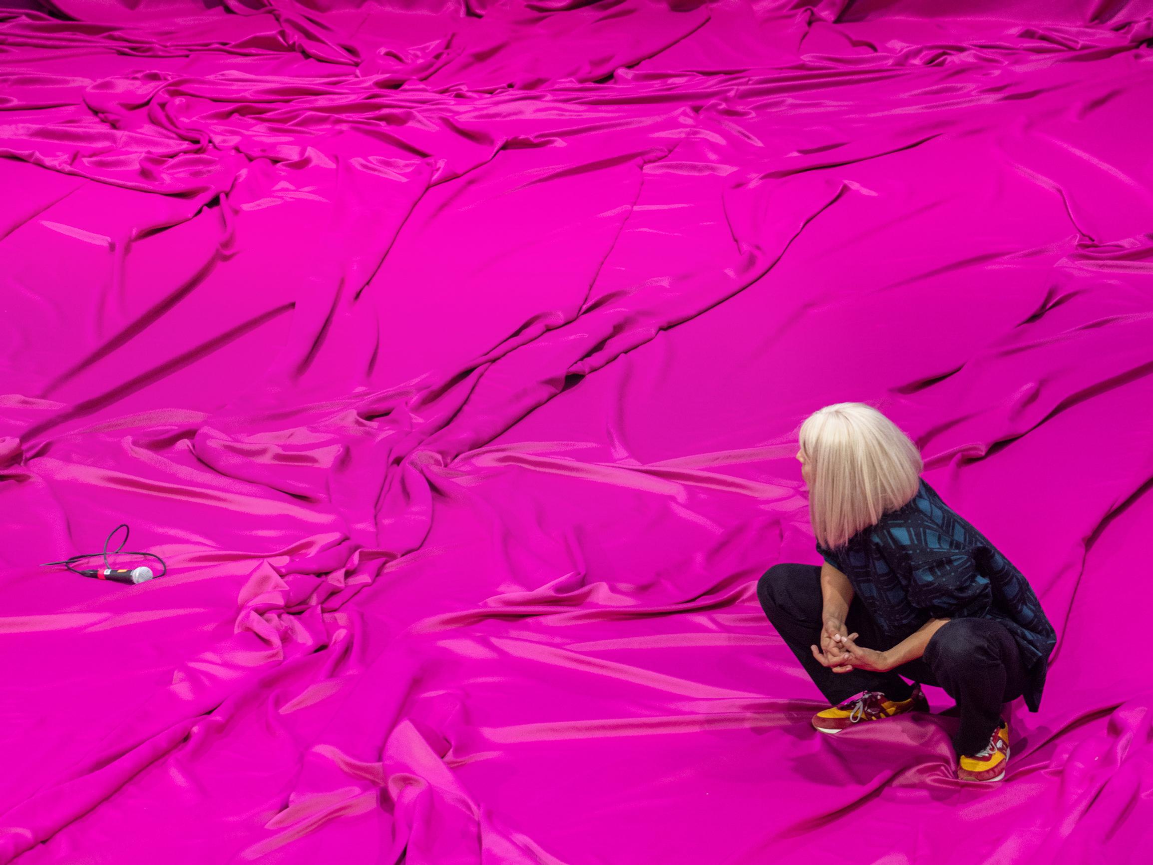 Ilon aika – Helsingin kaupunginteatterin näytelmä pursuaa ihastuttavia pikku yllätyksiä