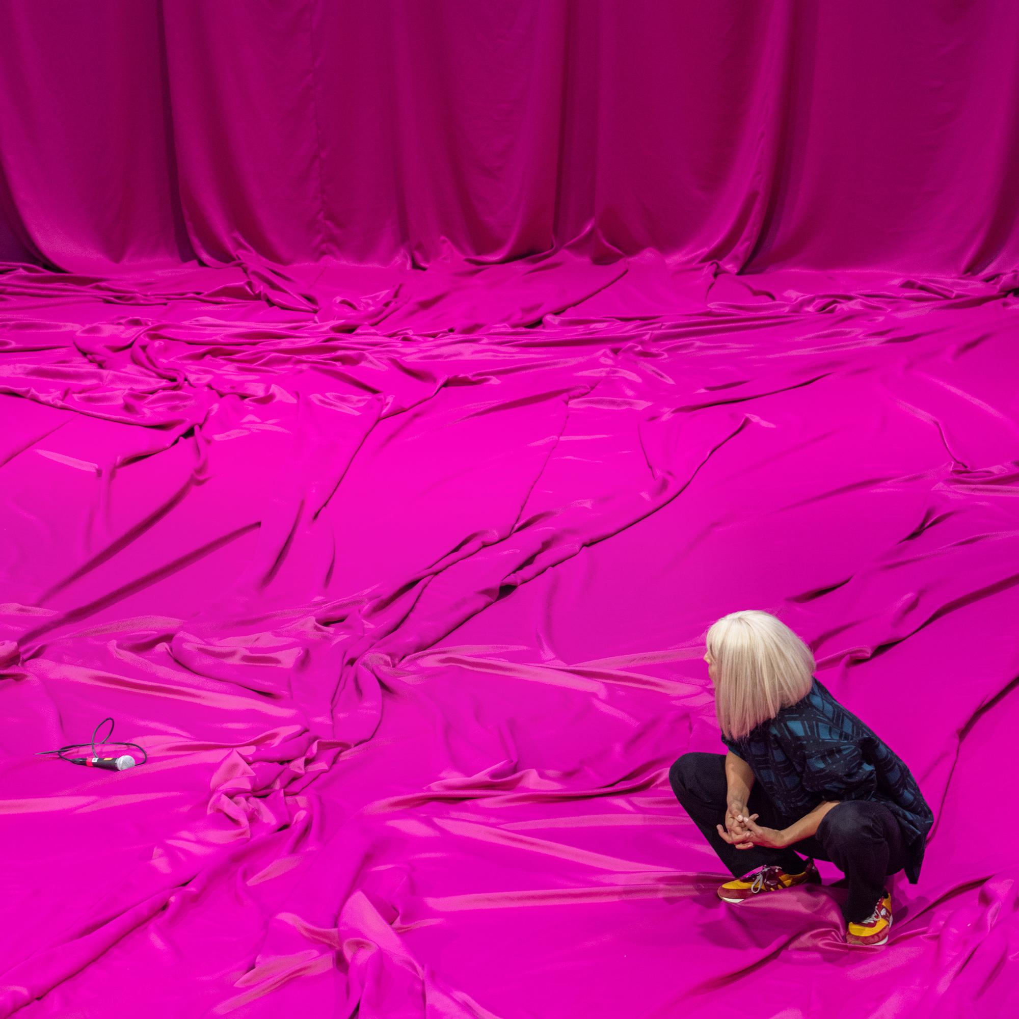 Ilon aika – Helsingin kaupunginteatterin näytelmä pursuaa ihastuttavia pikku yllätyksiä