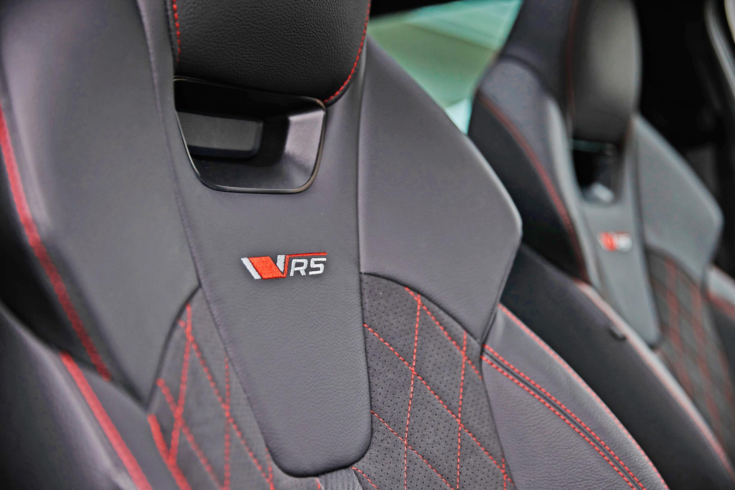 Škoda Octavia 2.0 TSI RS:n urheilullisuus syntyy myös perusversiosta erottavista ja fiilistä nostavista yksityiskohdista.