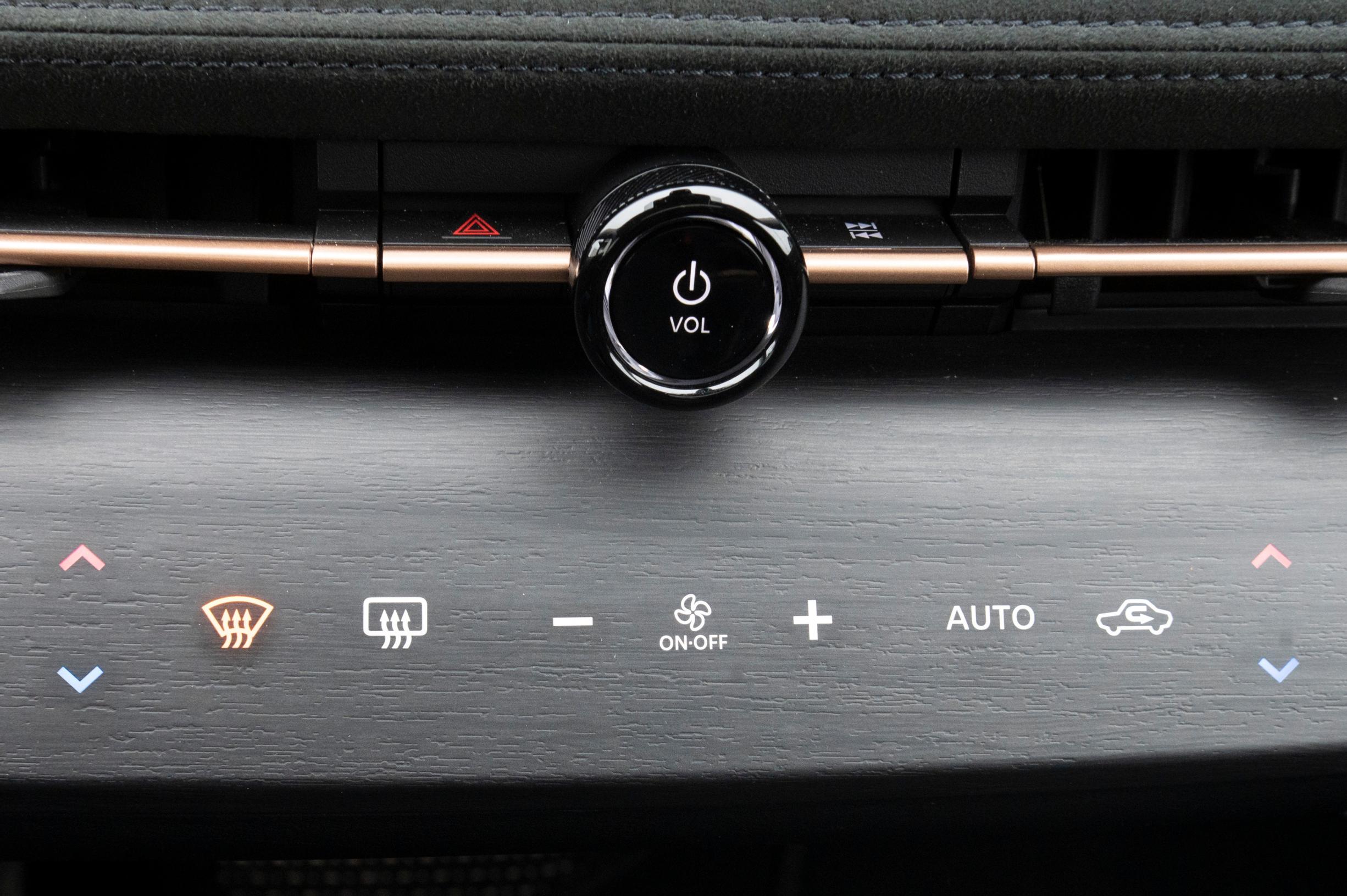 Nissan Ariya 87 kWh FWD Evolven ilmastoinnin säädöt.