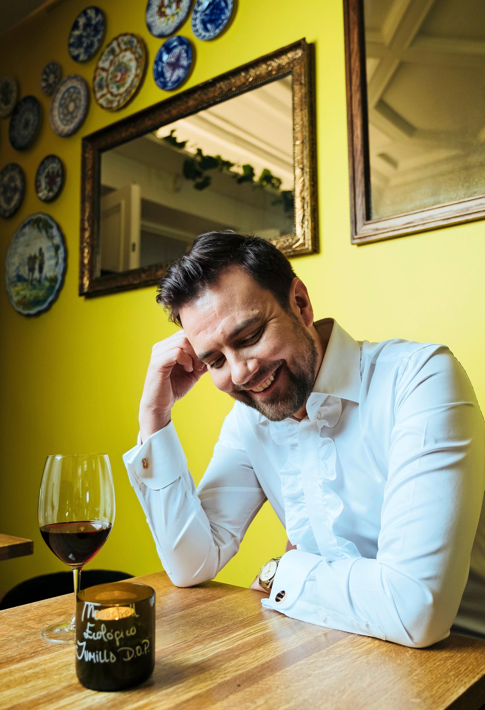Antti Ketonen ravintolapöydässä.